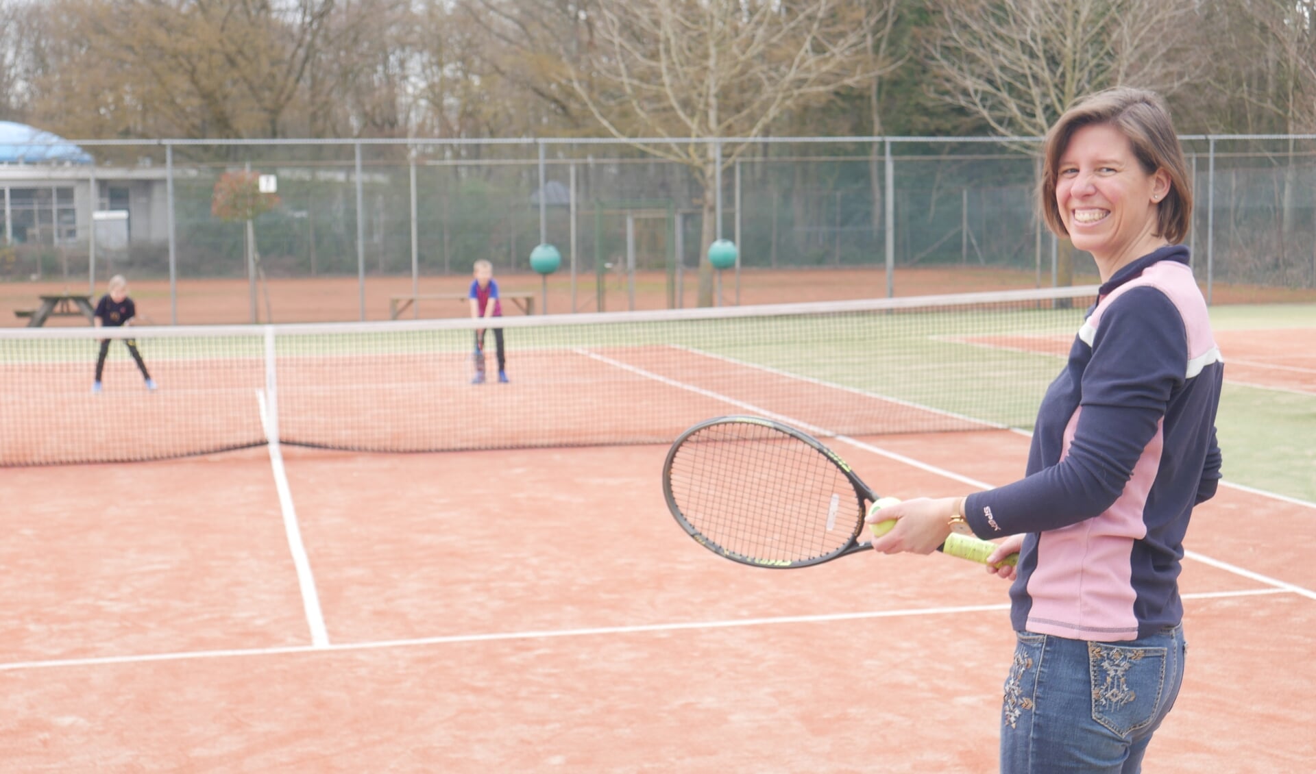 Margot en haar kinderen (op de achtergrond) komen al vijf jaar met veel plezier tennissen op het park.        