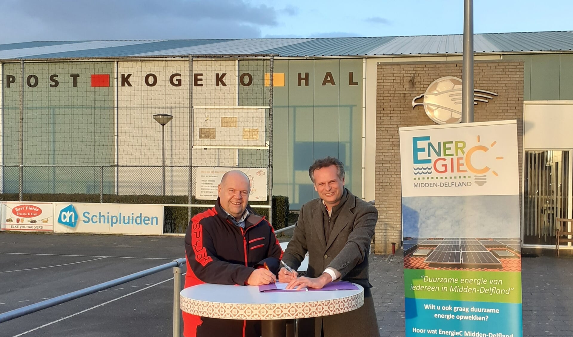 Ary Eikelenboom (Stichting Sporthal Keenenburg) en Matthijs Beke (EnergieC Midden-Delfland) voor het dak waar de zonnepanelen op komen te liggen.