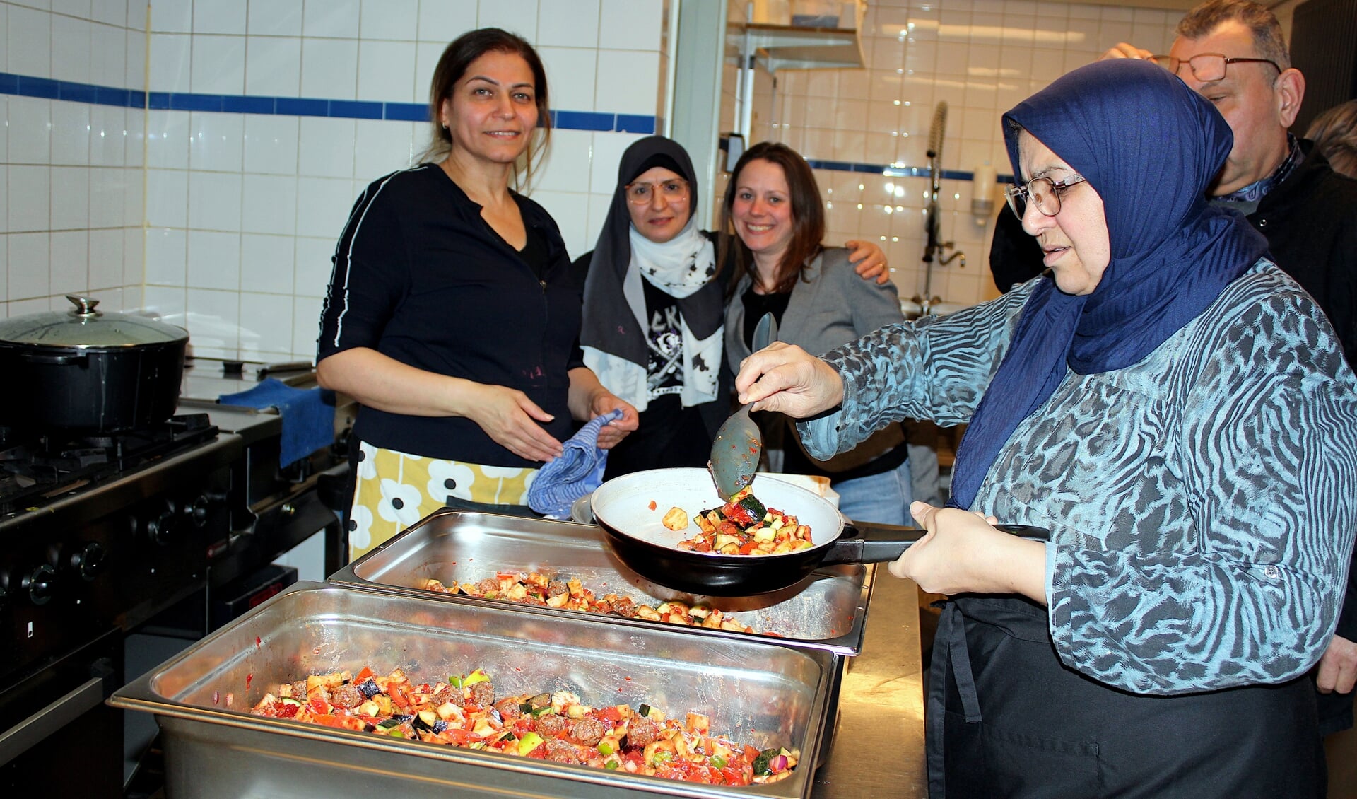 Joumana uit Syrië (rechts) kookt voor de slachtoffers van de aardbevingen. Links chefkok Dilman met Ghada en Daphne.