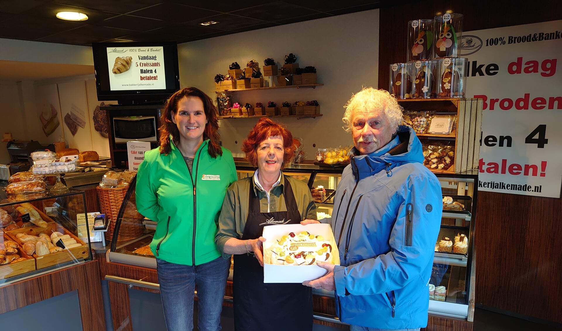 Evert-Jan Muntjewerf ontving een heerlijke taart uit handen van Bakker Alkemade Ria Alkemade en bestuurslid Bloemendagen Donja van der Stoop.