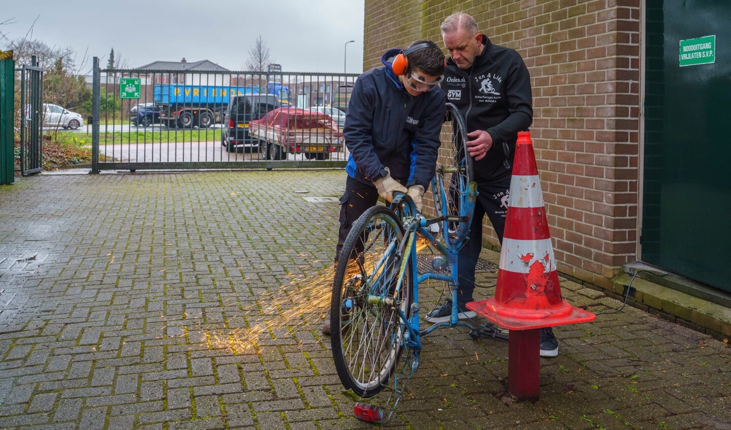 Klussen aan fietsen bij Gratis Fietsjes Actie voor Minima, de stichting van Jan Kooijman (r).