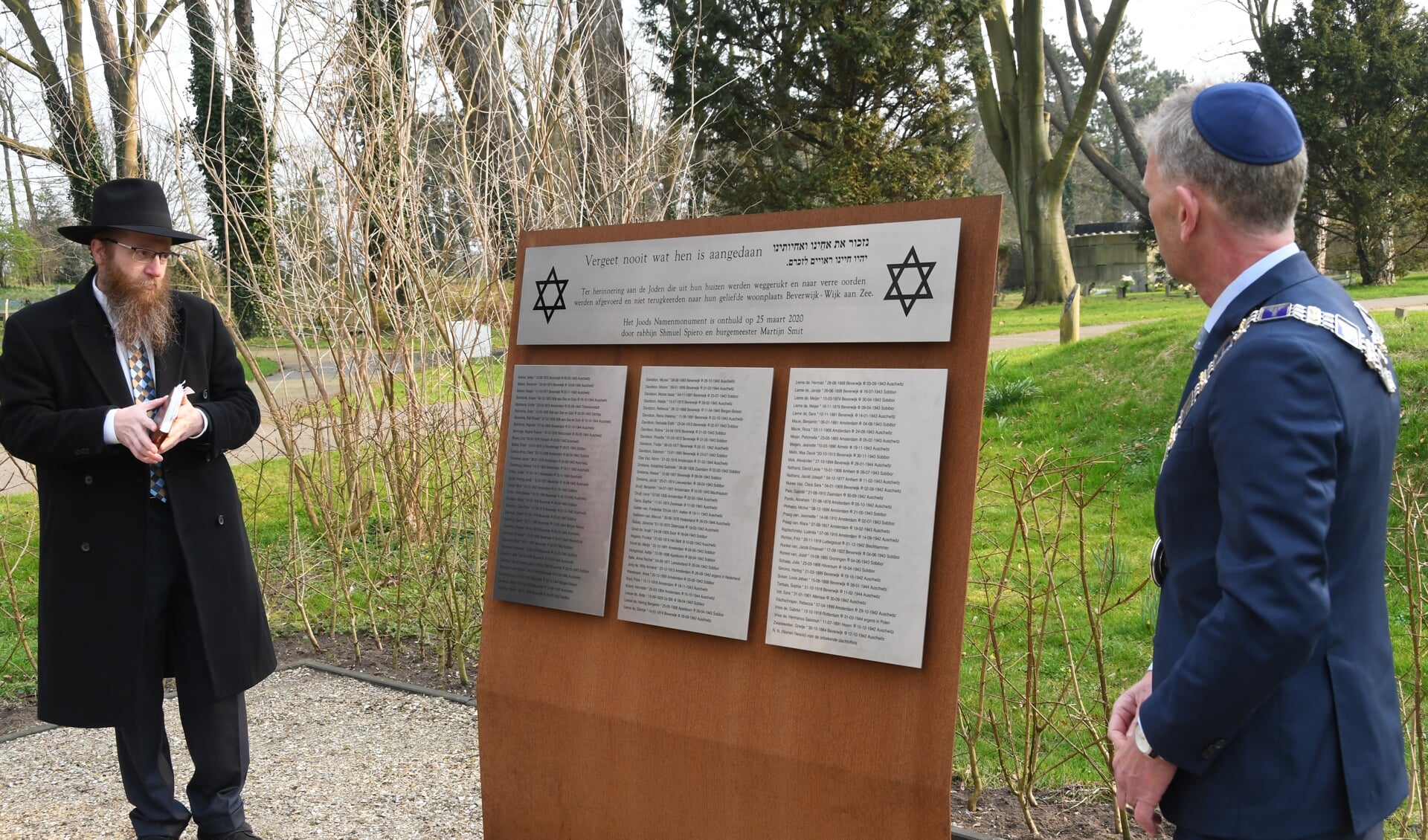 Vorig jaar onthulden burgemeester Martijn Smit en rabbijn Shmuel Spiero het Joods Namenmonument Beverwijk.