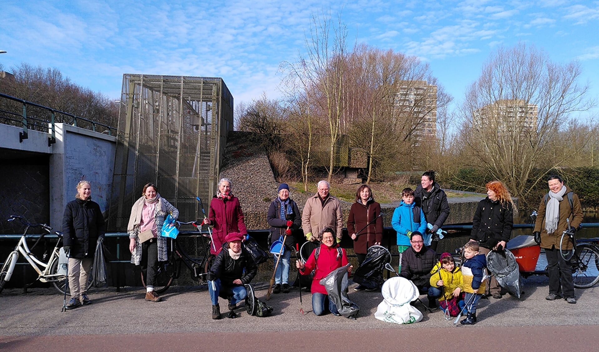 De ploeg vrijwilligers in een eerdere editie van de schoonmaakactie in het Rembrandtpark.