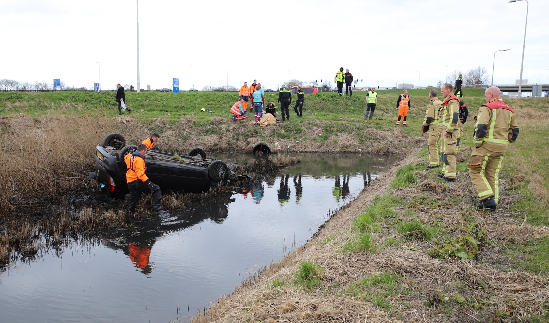 Auto ondersteboven in het water na heftig ongeval A4 Schipluiden