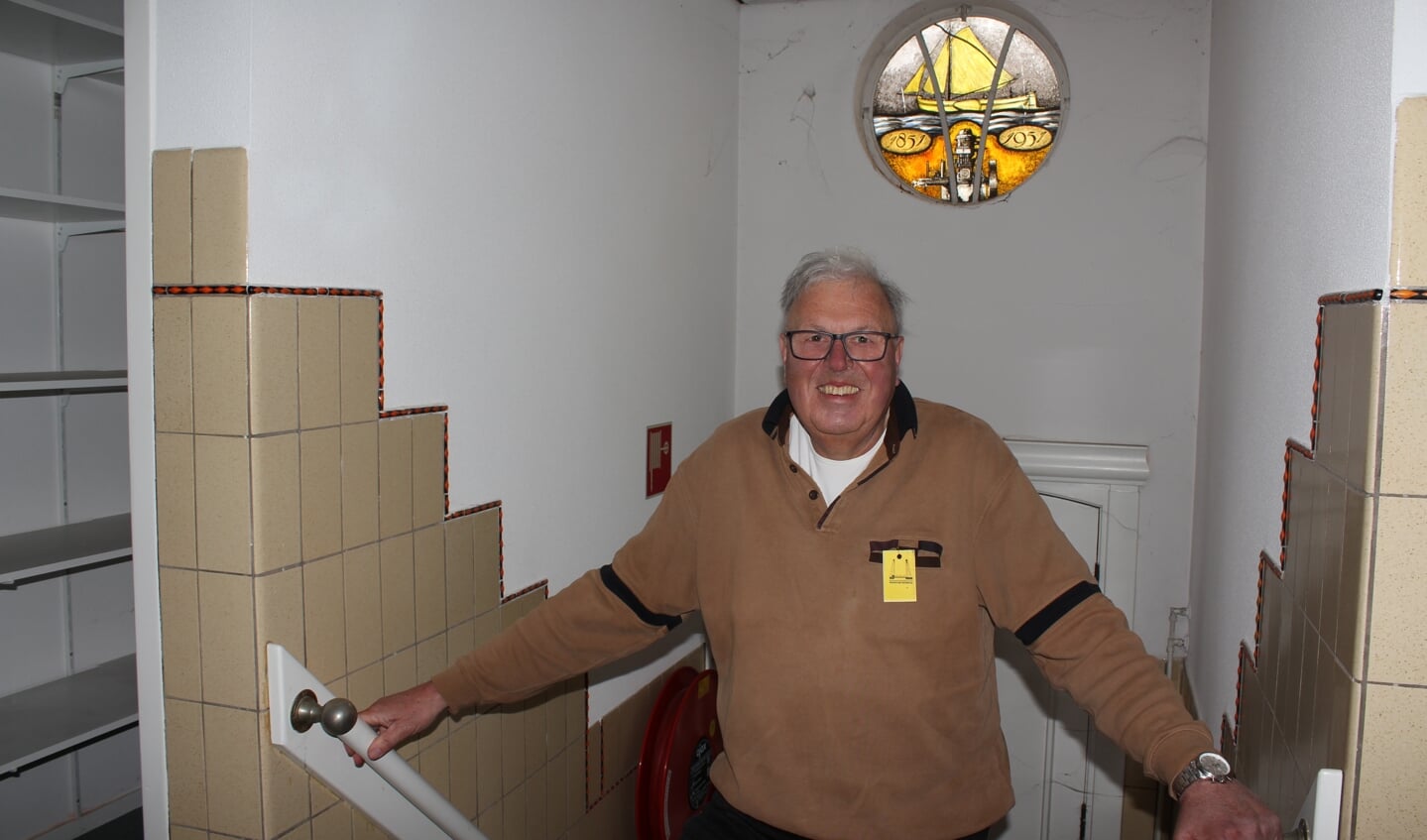 Bert Boeters, organisator van de afscheidsdag, in het oude kantoor van Scheepswerf De Vooruitgang, met gebrandschilderd raam.