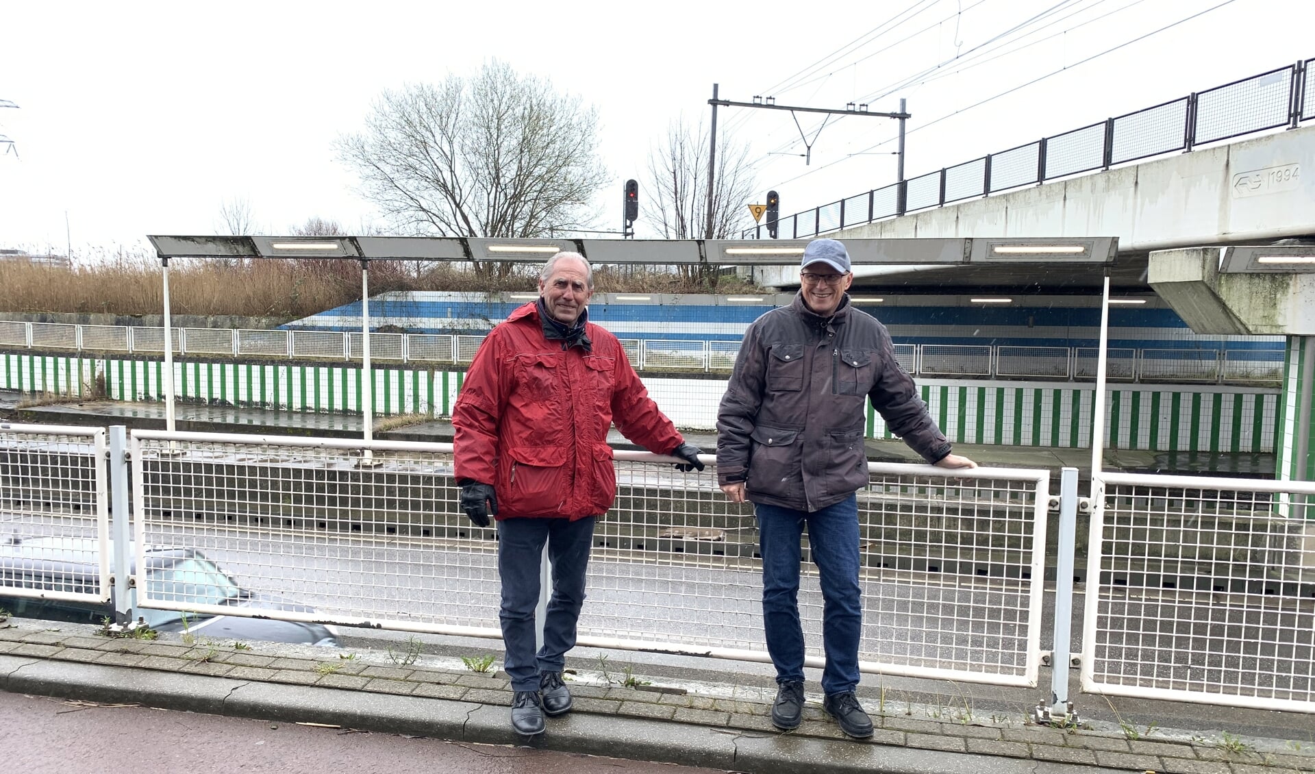 Jan Boumans en Ruud van de Pol van Noordrand2025 bij het viaduct waar de tramlijn in de toekomst kan aanhaken op NS-station Schiedam-Kethel. 