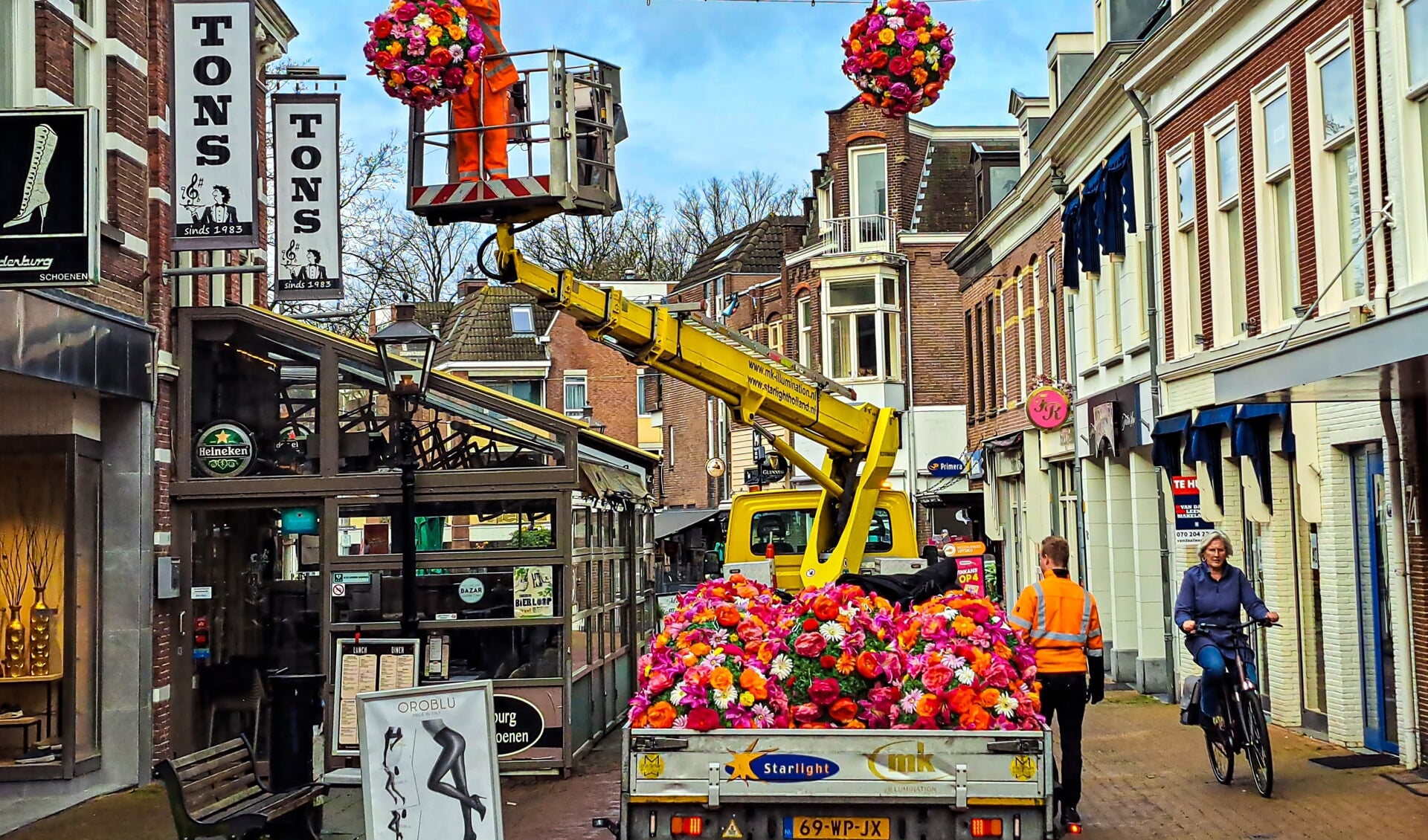 Vrijdag 31 maart: kleurrijke bloemen worden opgehangen in de Herenstraat.