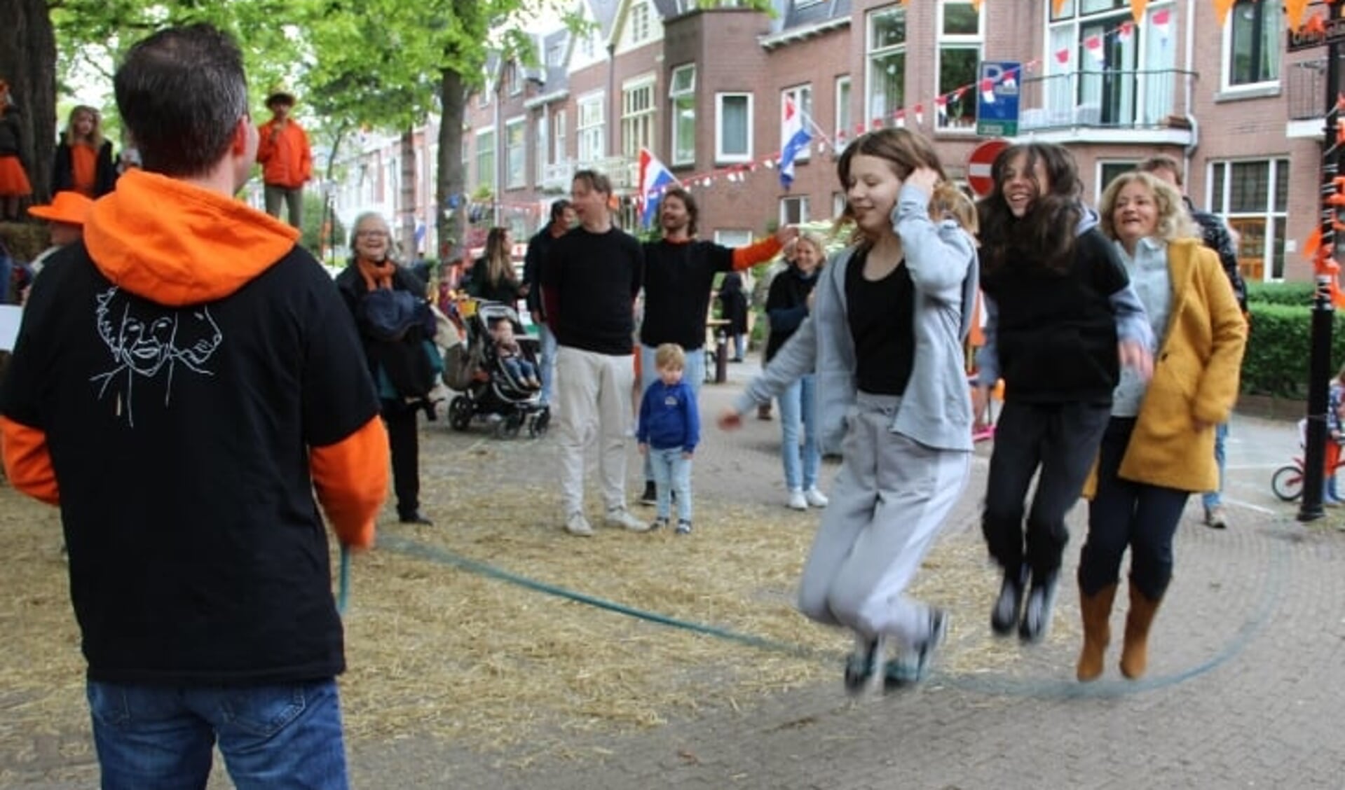 Touwtjespringen in Rijswijk met Koningsdag.