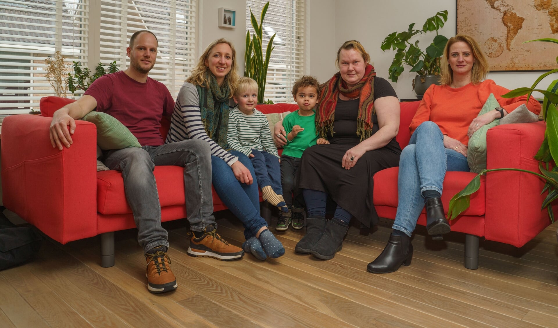 V.l.n.r.: Cesar, Anna en hun zoontje Benjamin (steungezin), Kay en zijn moeder Martine (vraaggezin) en Irene Maas, coördinator Buurtgezinnen Hoorn.