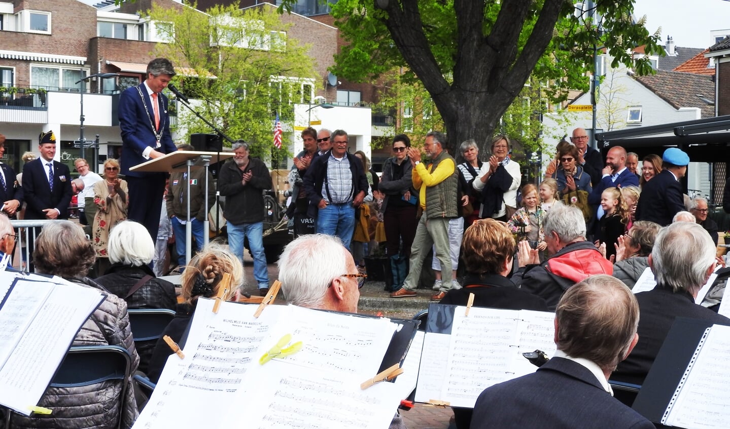 Toon Mans tijdens de 5-mei manifestatie in 2022 bij het ontsteken van het vrijheidsvuur met muziek van Doe Dagorkest Emergo.