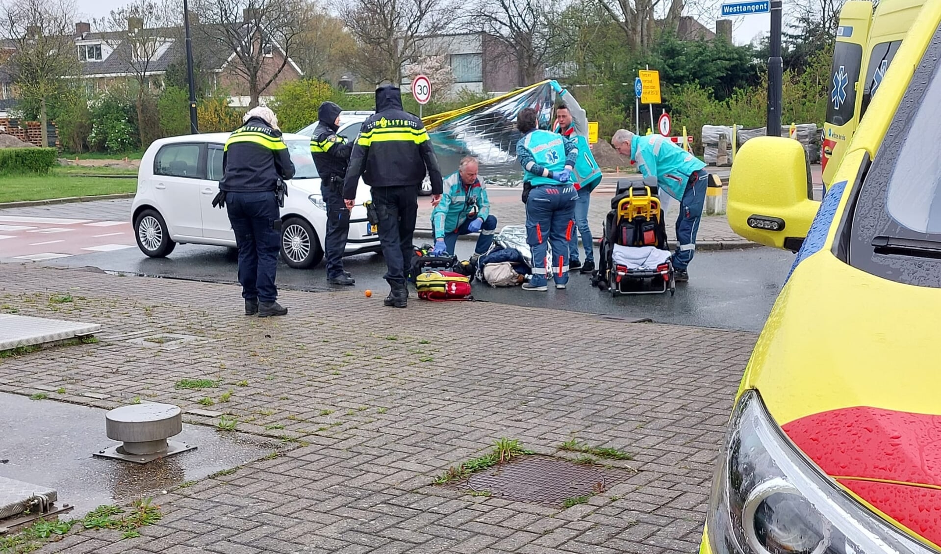 Fietsster Geschept Op Rotonde Heerhugowaard: Met Ambulance Naar ...