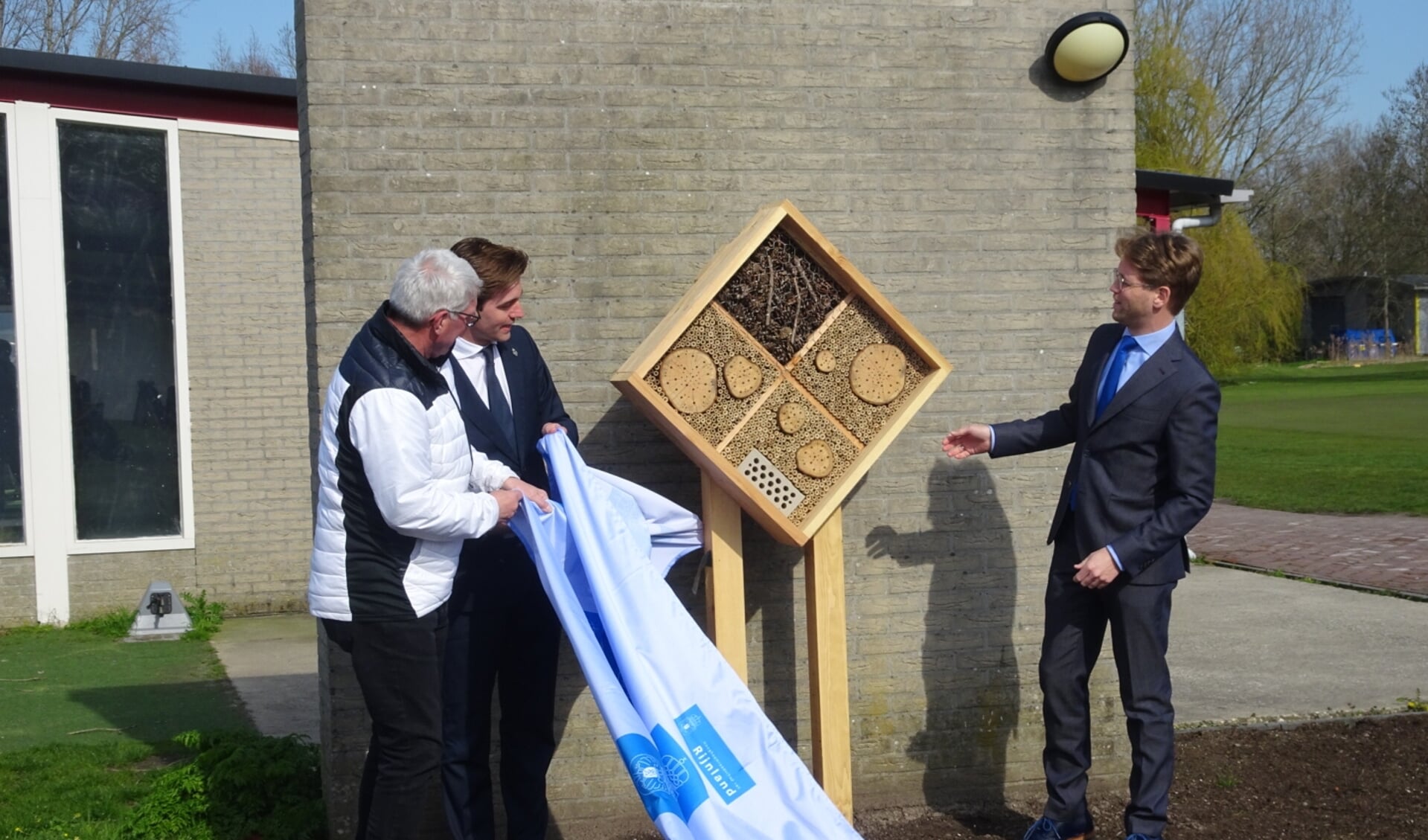 Ook een welkom voor de bijen in dit gebied: Bas Knapp en wethouder Relus Breeuwsma onthullen het nieuwe insectenhotel (links Bart Rekers)