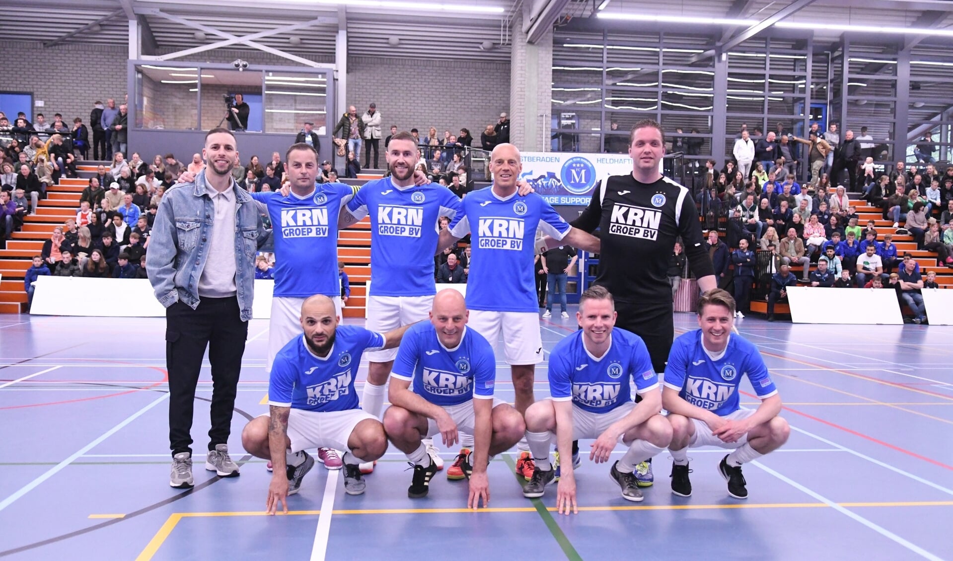 De kampioensploeg van FC Marlène met de helden van weleer, onder wie Anouk Roest, Kees Thies en Maarten Frankfort. 