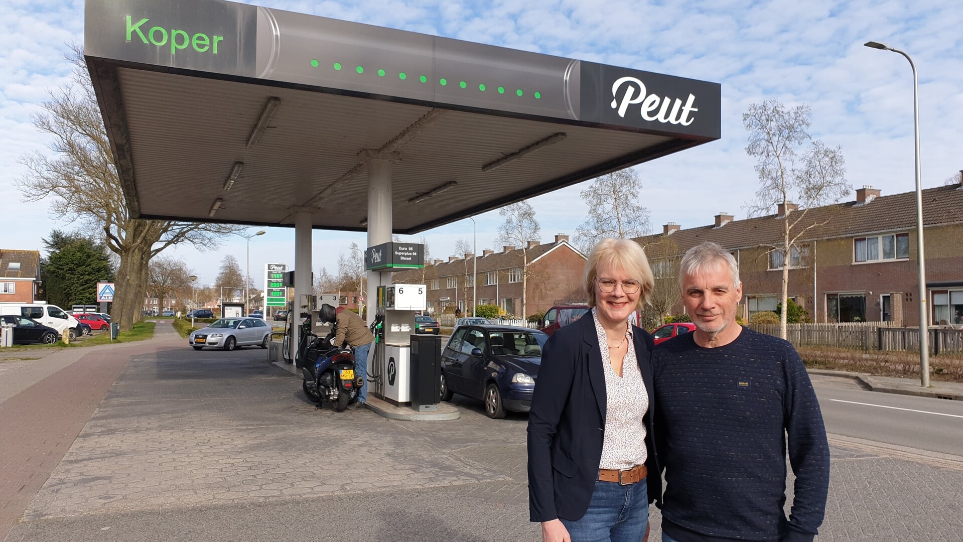 Gerda en Sam Kaarsemaker nemen 12 april afscheid van tankstation Koper aan de Randweg in Medemblik.