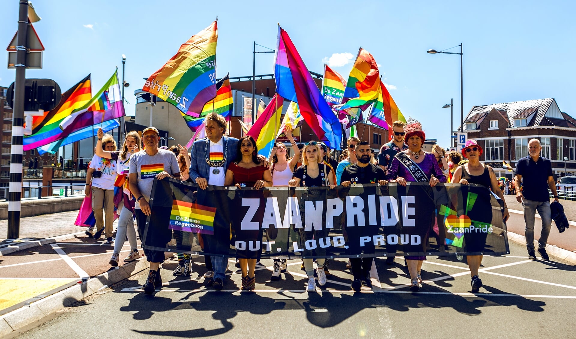 'Out, loud & Proud; de kleurrijke Zaanse Regenboog Parade met naast links van burgemeester Hamming Frankie Vos.