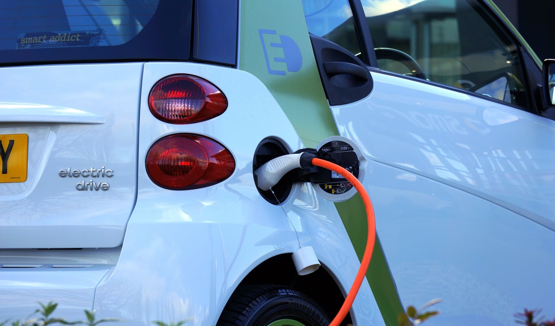 Elektrische auto aan een laadpaal. Foto ter illustratie.