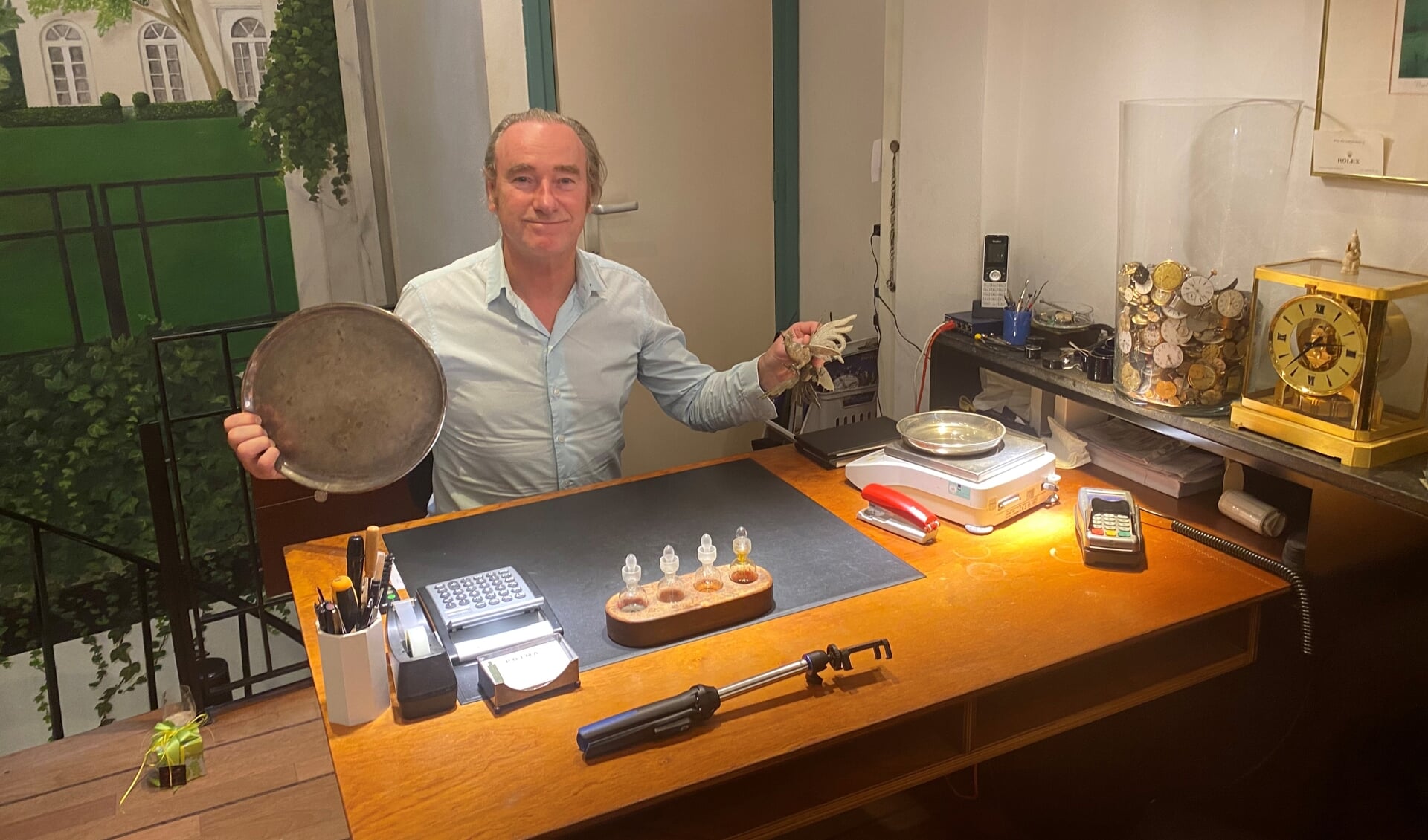 Een enthousiaste Potma in zijn winkel in het hartje van de Residentie, op een steenworp afstand van het Binnenhof.