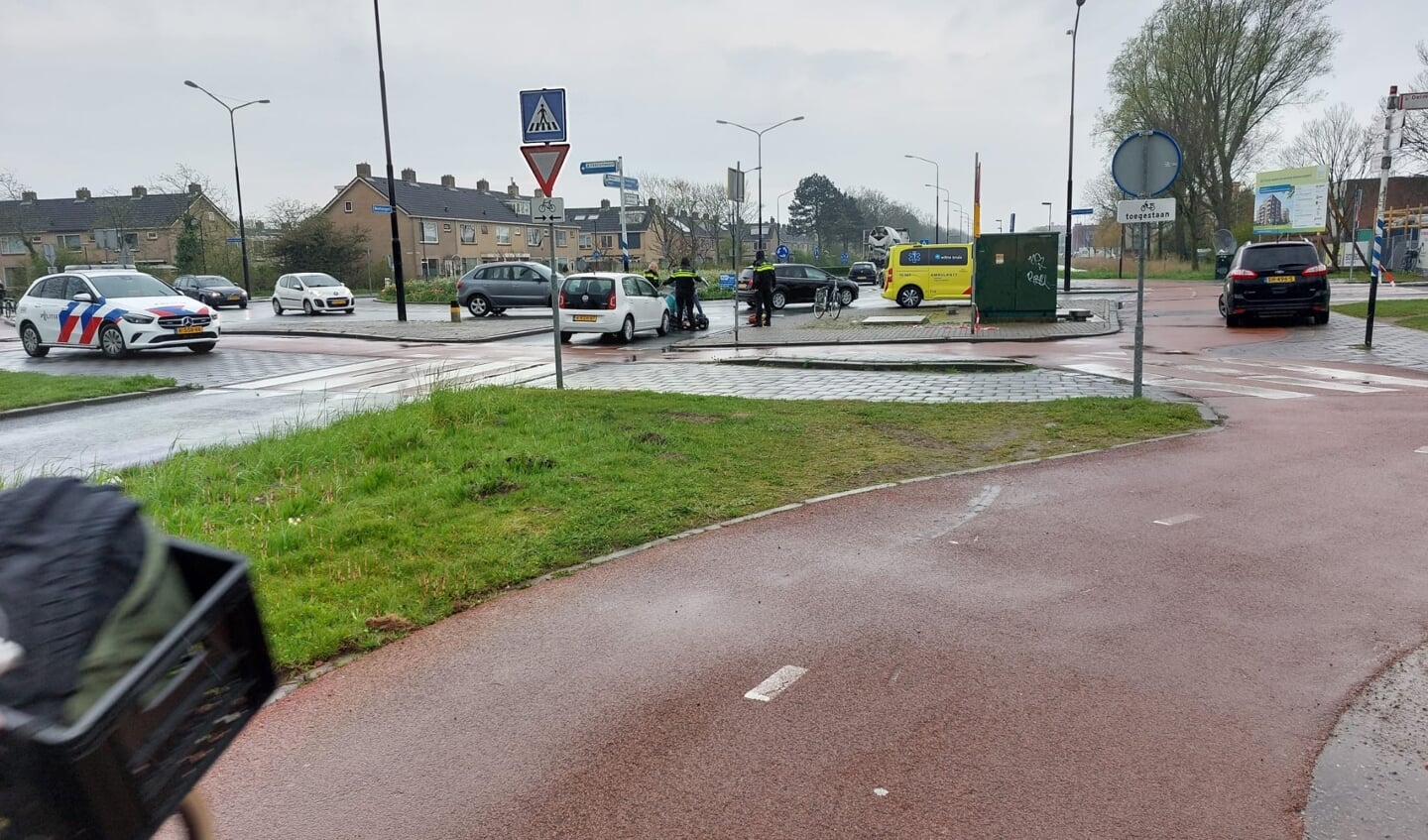 Fietsster Geschept Op Rotonde Heerhugowaard: Met Ambulance Naar ...