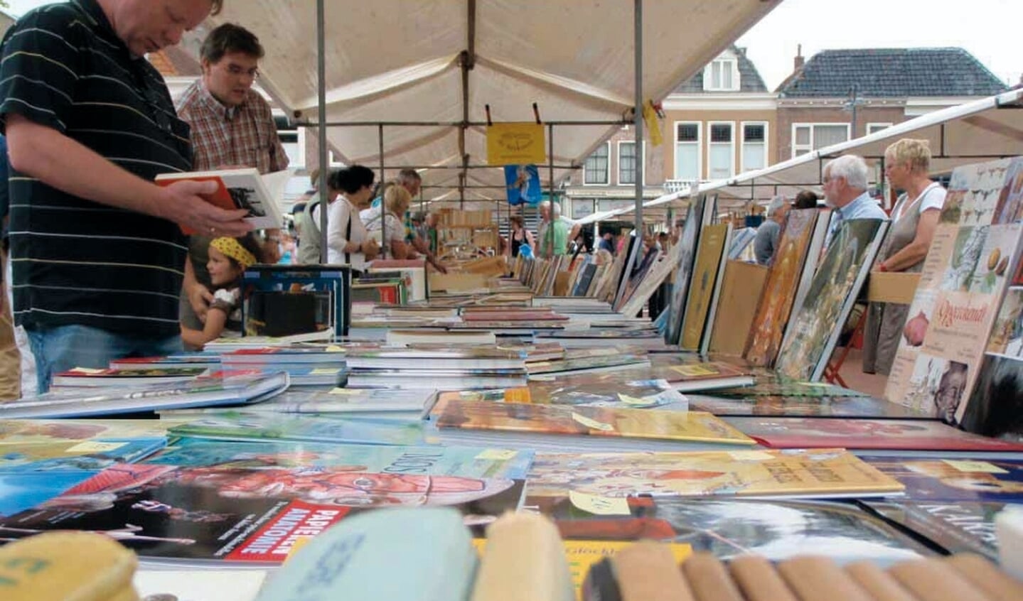 De lionsclubs houden op de Kaasmarkt een grote boekenmarkt ten bate van WelzijnWonenPlus.