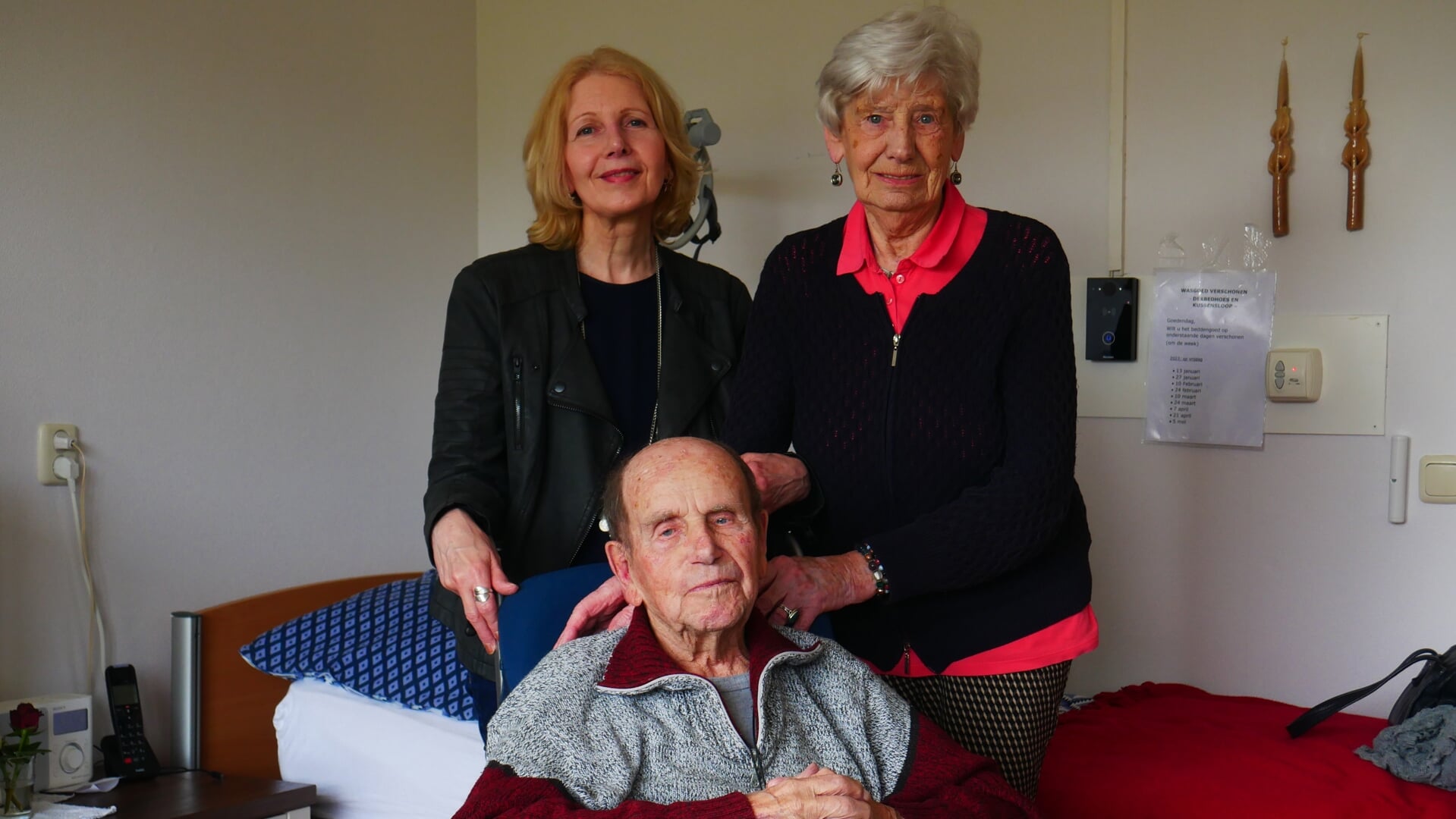 José Poncin (66) in woonzorgcentrum Steenvoorde, waar haar ouders Erica (91) en Bep (99) wonen.