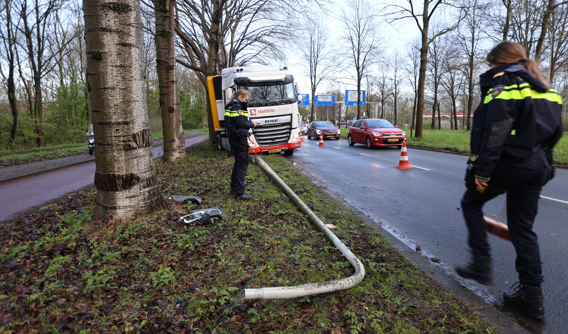 Vrachtwagen Wijkt Uit En Raakt Van De Weg Lozerlaan | Al Het Nieuws Uit ...