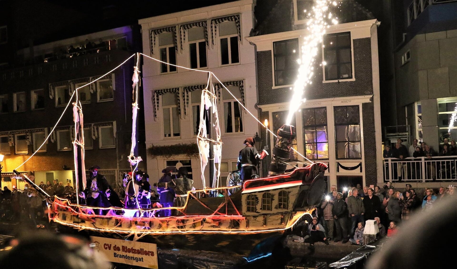 De Rietzeilers varen door Brandersgat tijdens een Gondelvaart, hoogtepunt van de Brandersfeesten.