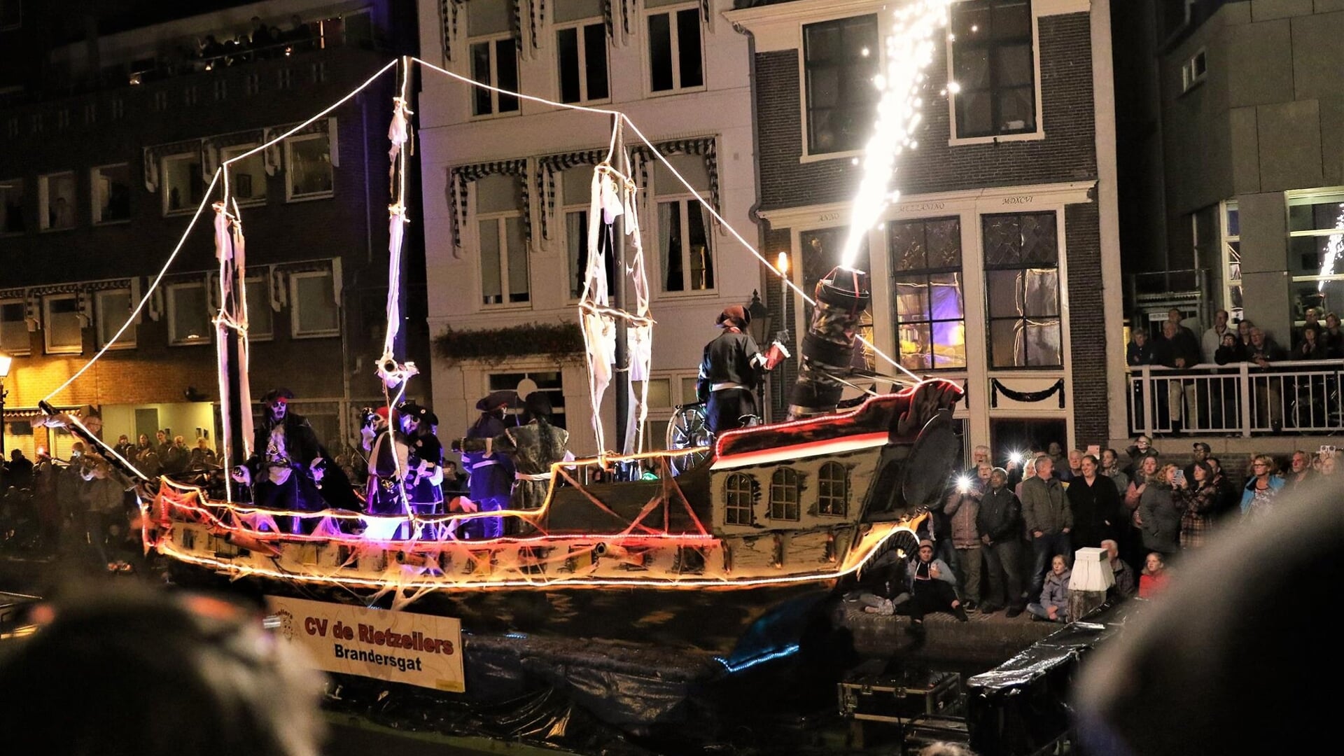 Ouderwets plaatje van de Brandersfeesten. De Rietzeilers varen door Brandersgat tijdens een Gondelvaart. Nieuw bestuur steekt de feesten wederom in een nieuw jasje.  