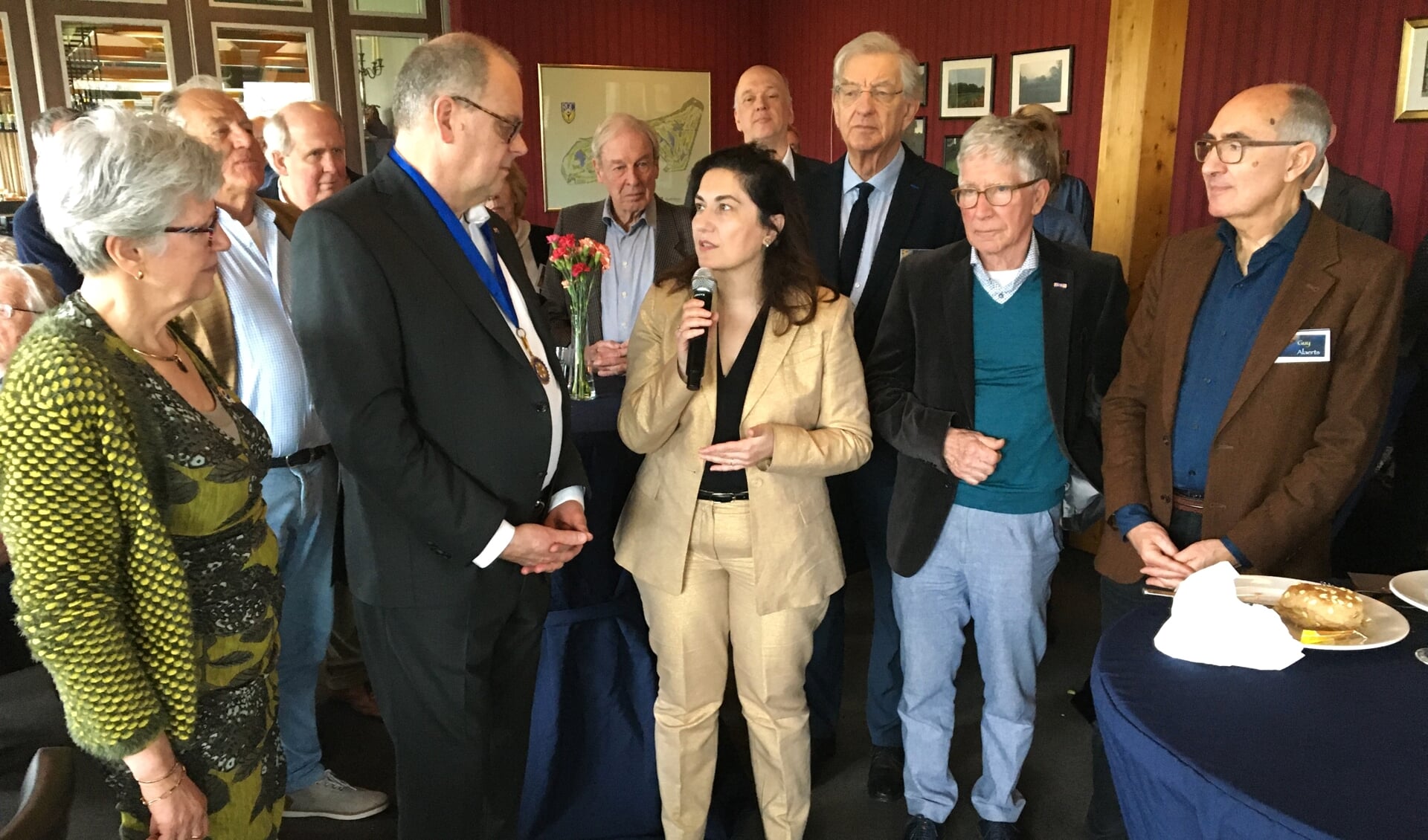 Burgemeester Huri Sahin in gesprek met de leden van Rotary Club Rijswijk.