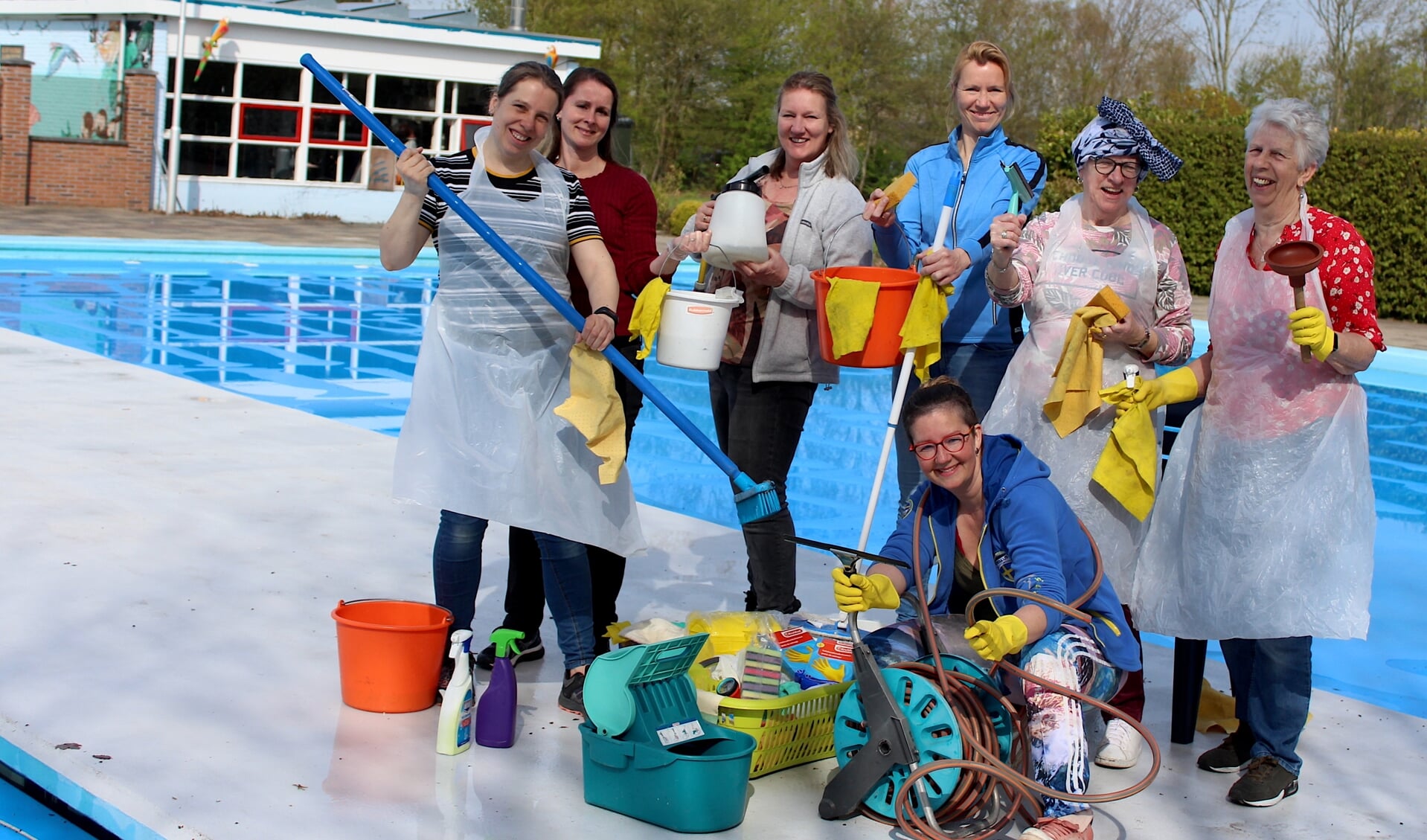 Handen uit de mouwen bij De Hazelaar, vlnr Eva van der Poel, Nancy Peeters, Petra van der Puij, Marleen Pels, Lavinia Spruitenburg, Rika van Tongeren en Thea den Dekker.