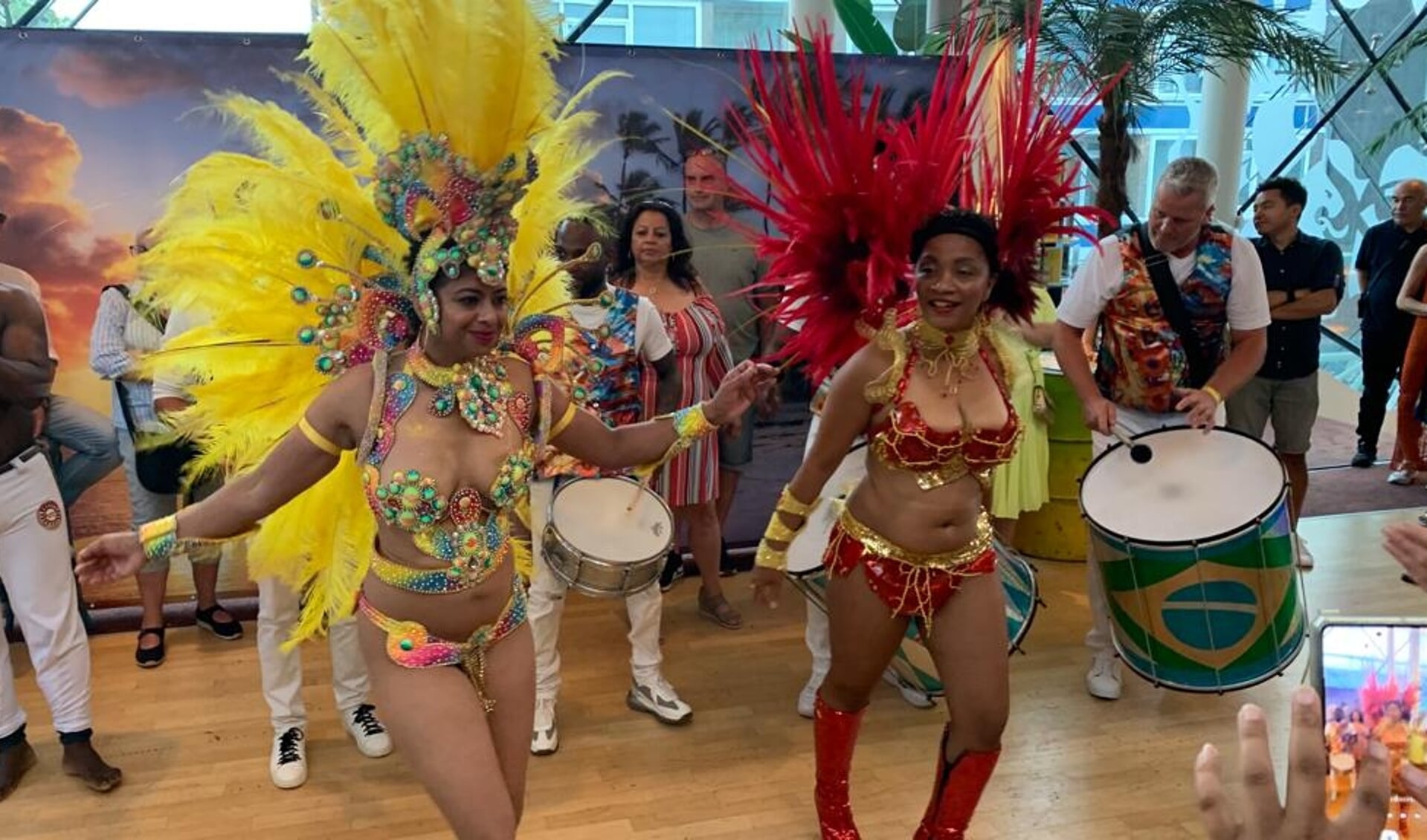 Koningsdag 2023 kent een swingende opening met de samba-dansers van Orisamba en de Big Fun Band.