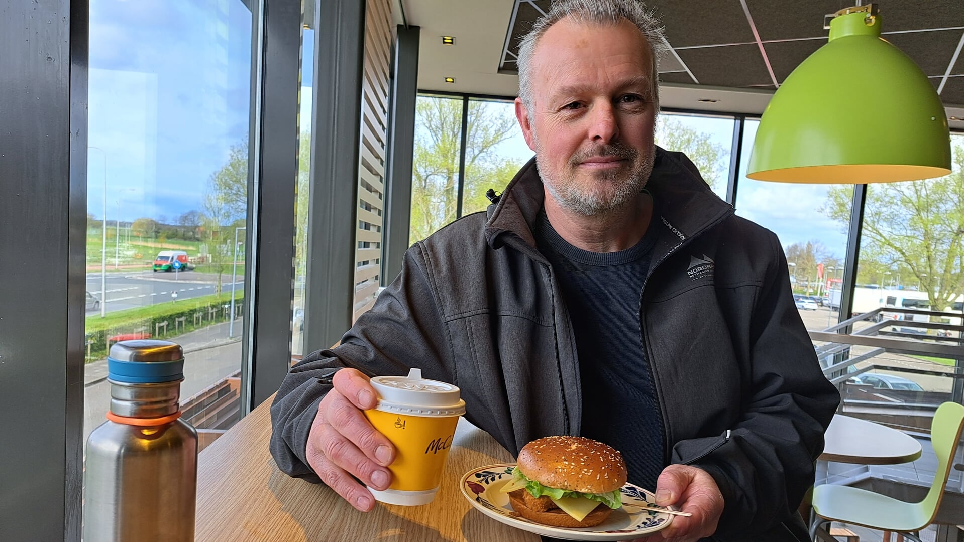Klimaatburgemeester laat zien: je eigen bord, beker en bestek meenemen naar McDonald's kan gewoon.