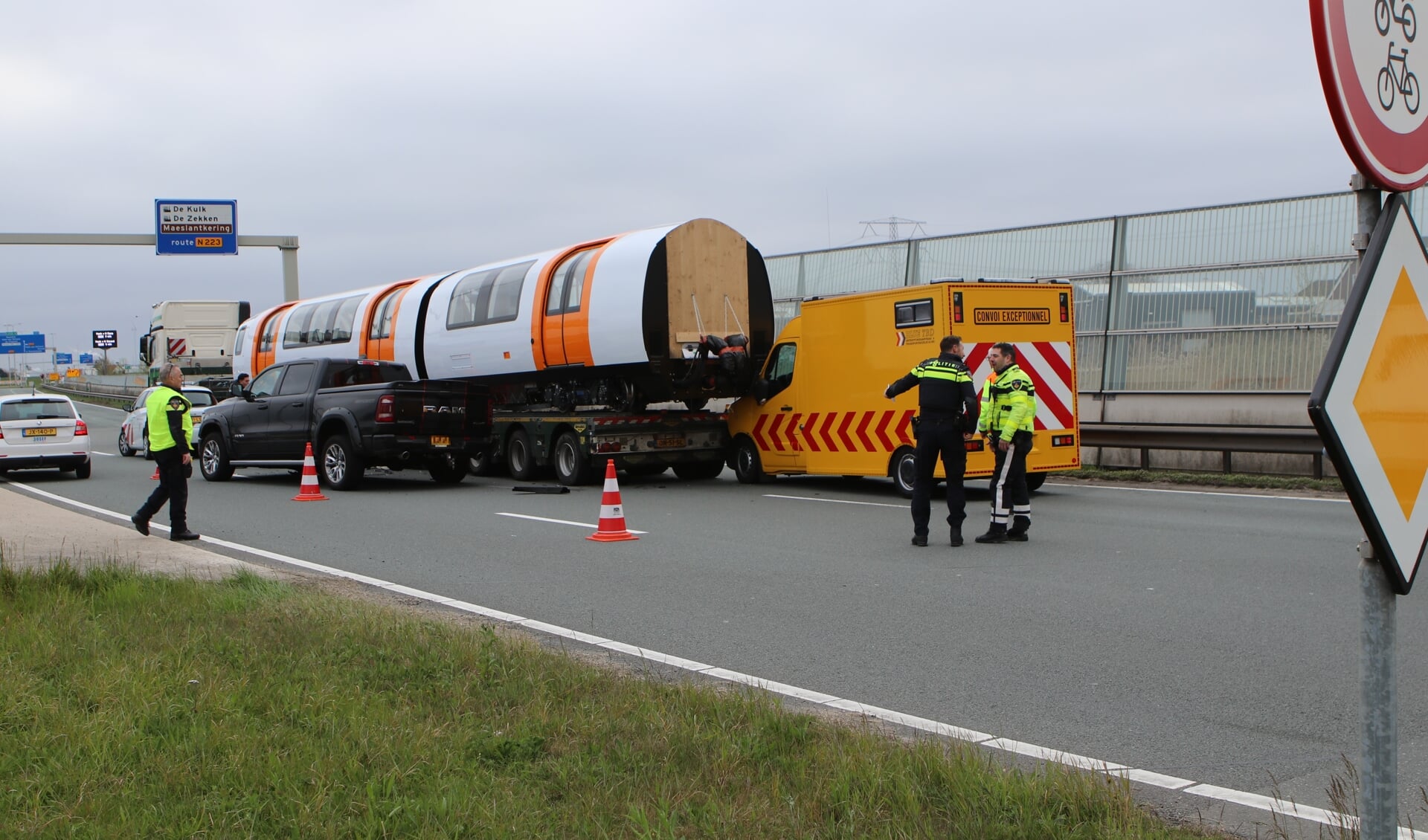 Speciaal Transport Met Metrostel Betrokken Bij Ongeval Op De N223 Bij ...