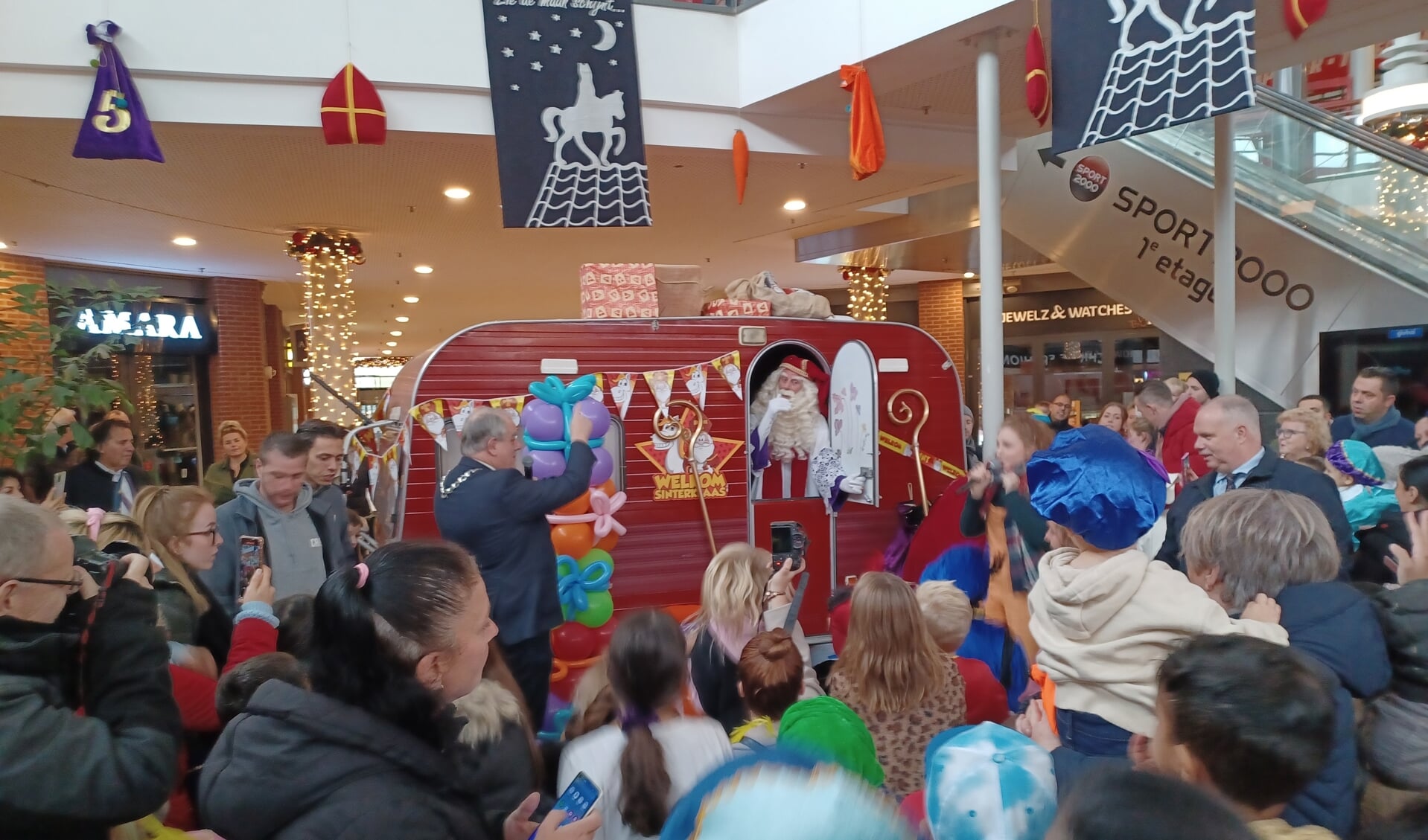 Sinterklaas werd de afgelopen edities in de Bogaard wakker gezongen in aanwezigheid van de burgemeester, maar een échte Sinterklaasintocht met ontvangst door de burgemeester was er niet meer in Rijswijk.