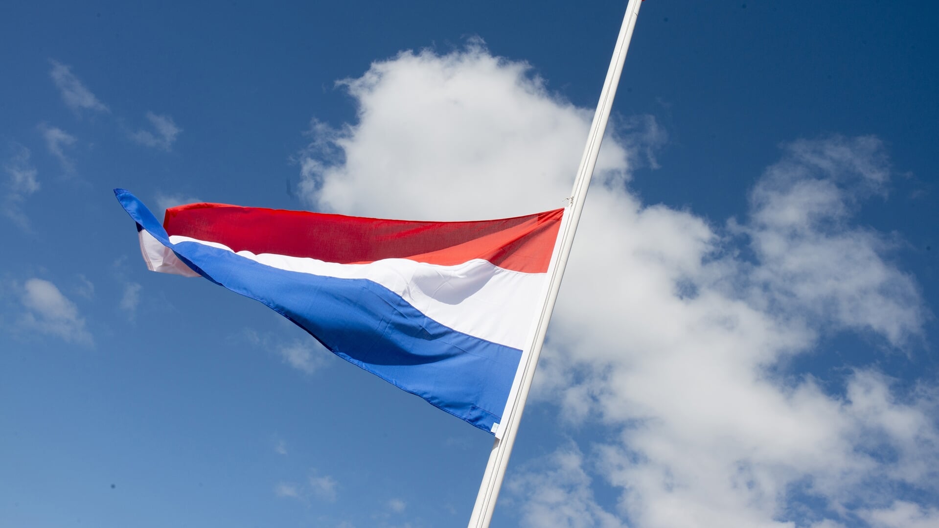 De provincie Zuid-Holland heeft een eigen protocol opgesteld voor het gebruik van vlaggen op het provinciehuis in Den Haag.  