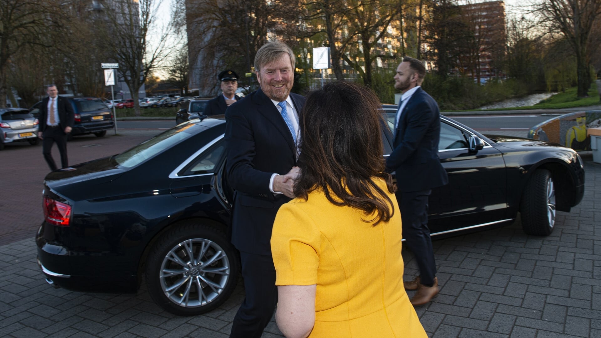 Koning Willem-Alexander wordt hartelijk ontvangen door burgemeester Huri Sahin bij wijkcentrum Stervoorde.