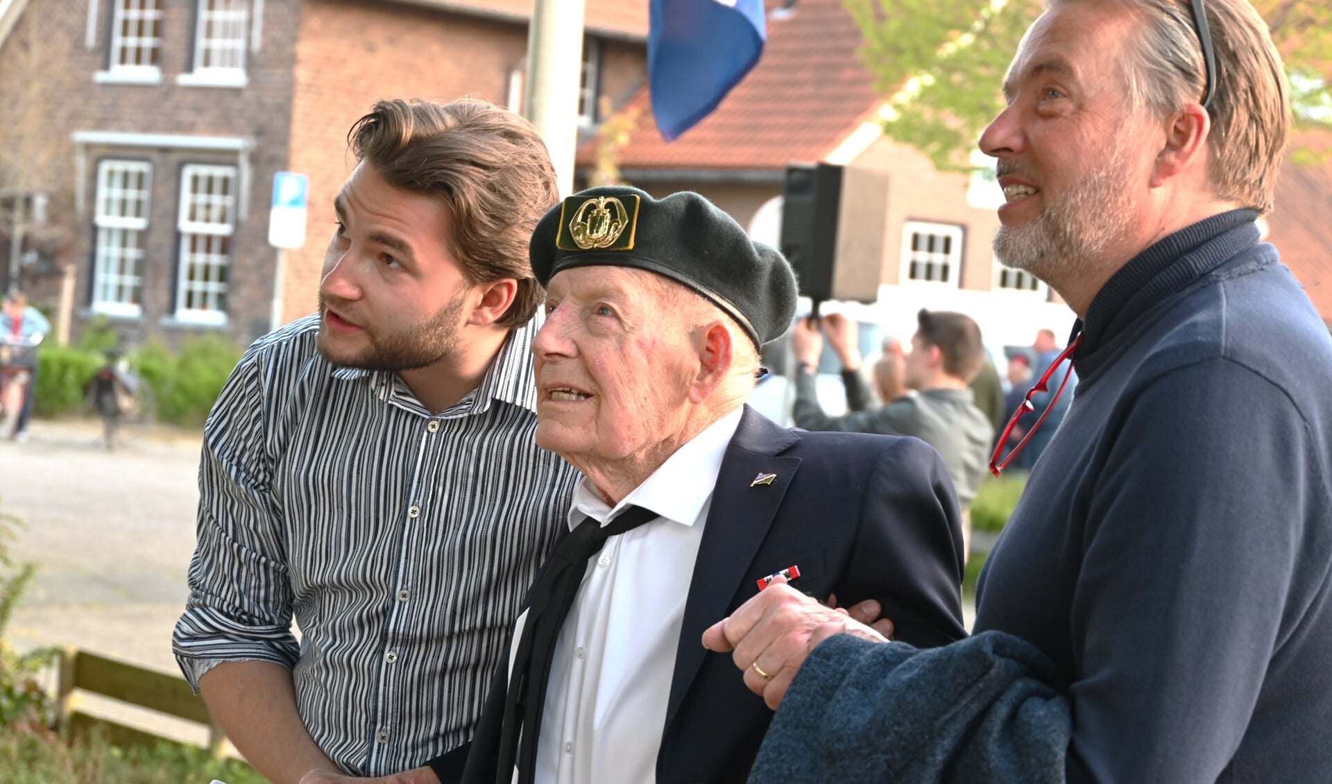 Henk van Dorp op 4 mei 2023 met zoon Eric Jan en kleinzoon Floris Jan bij het monument in Schipluiden. 