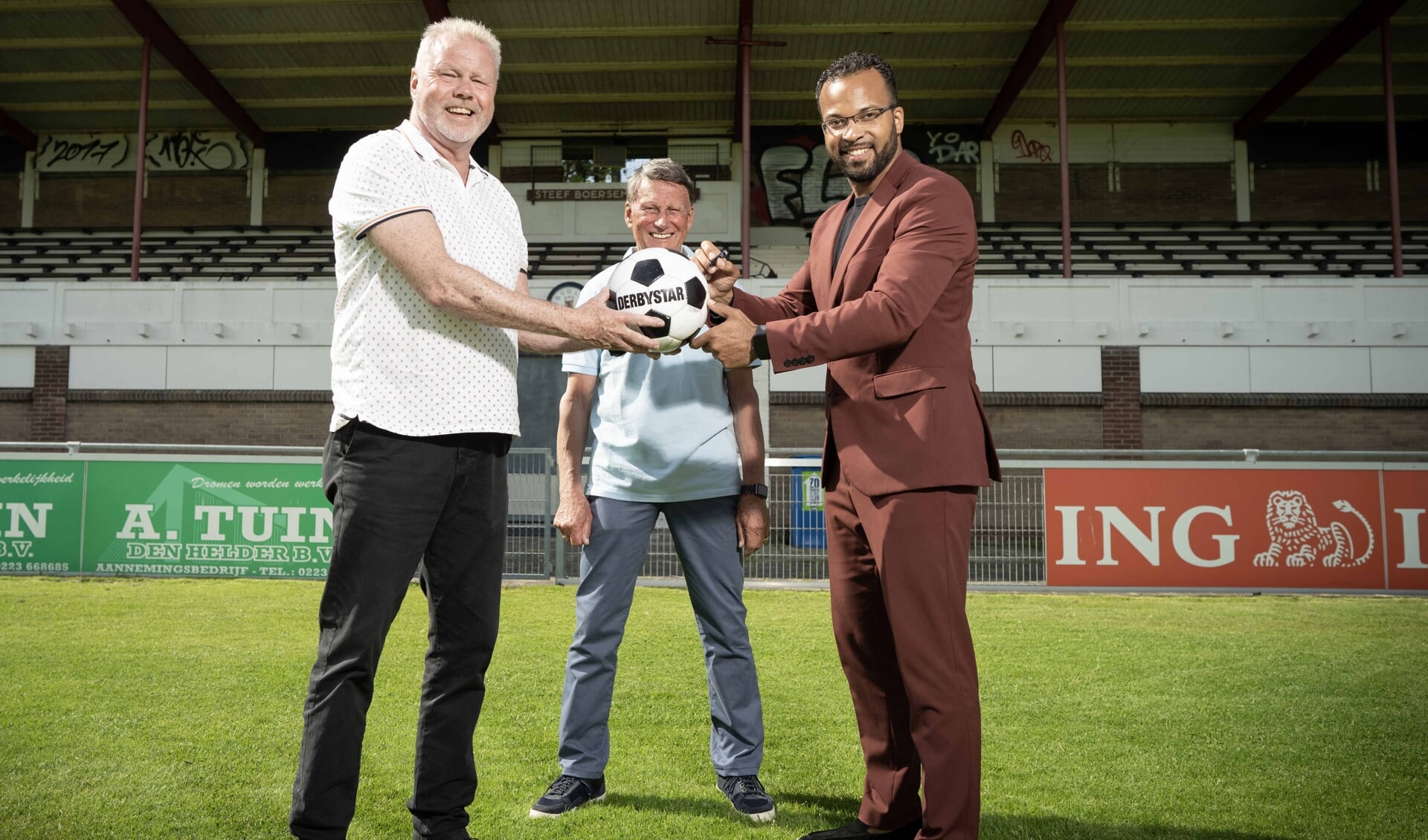 Voorzitter FC Den Helder Jack Jasper, voorzitter Sportfederatie Den Helder Bert Deckers en wethouder Sport Fotigui Camara 