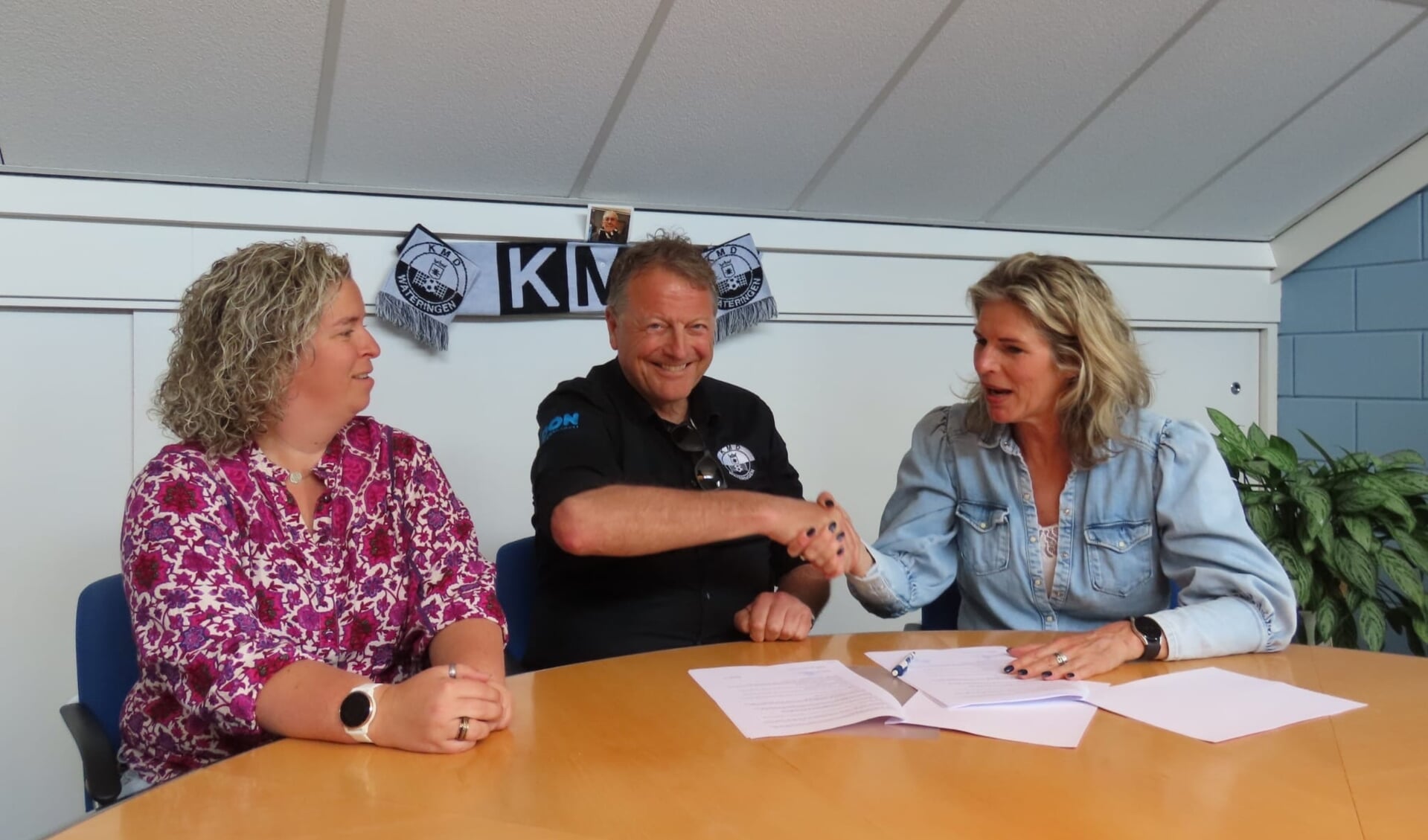 V.l.n.r. locatieverantwoordelijke Ilse de Rooij, KMD-voorzitter Peter van den Berg en clustermanager Elles Drop van Kwest tekenen met veel plezier de samenwerkingsovereenkomst.