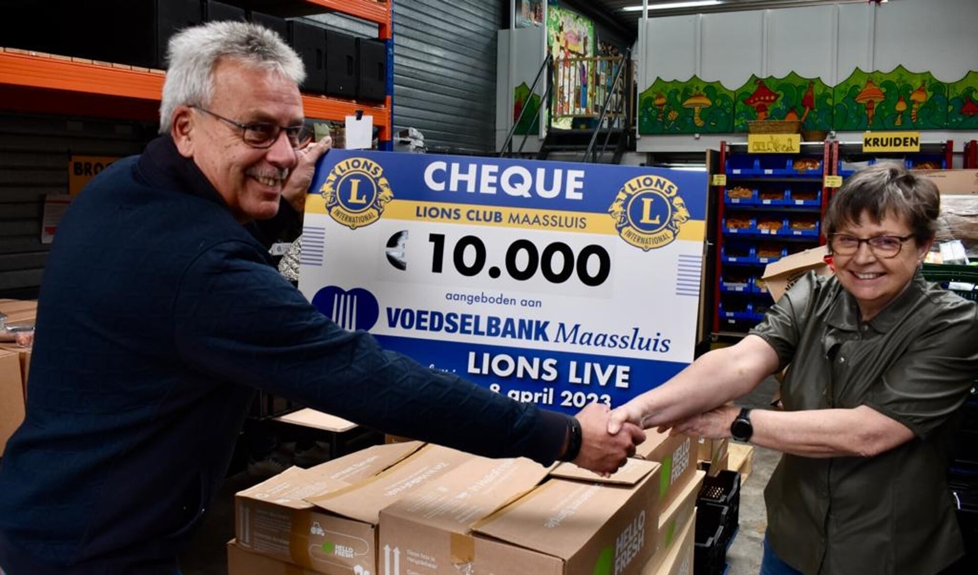 Joke Cats ontvangt uit handen van Lion Hans Hagendoorn een cheque van €10.000. 