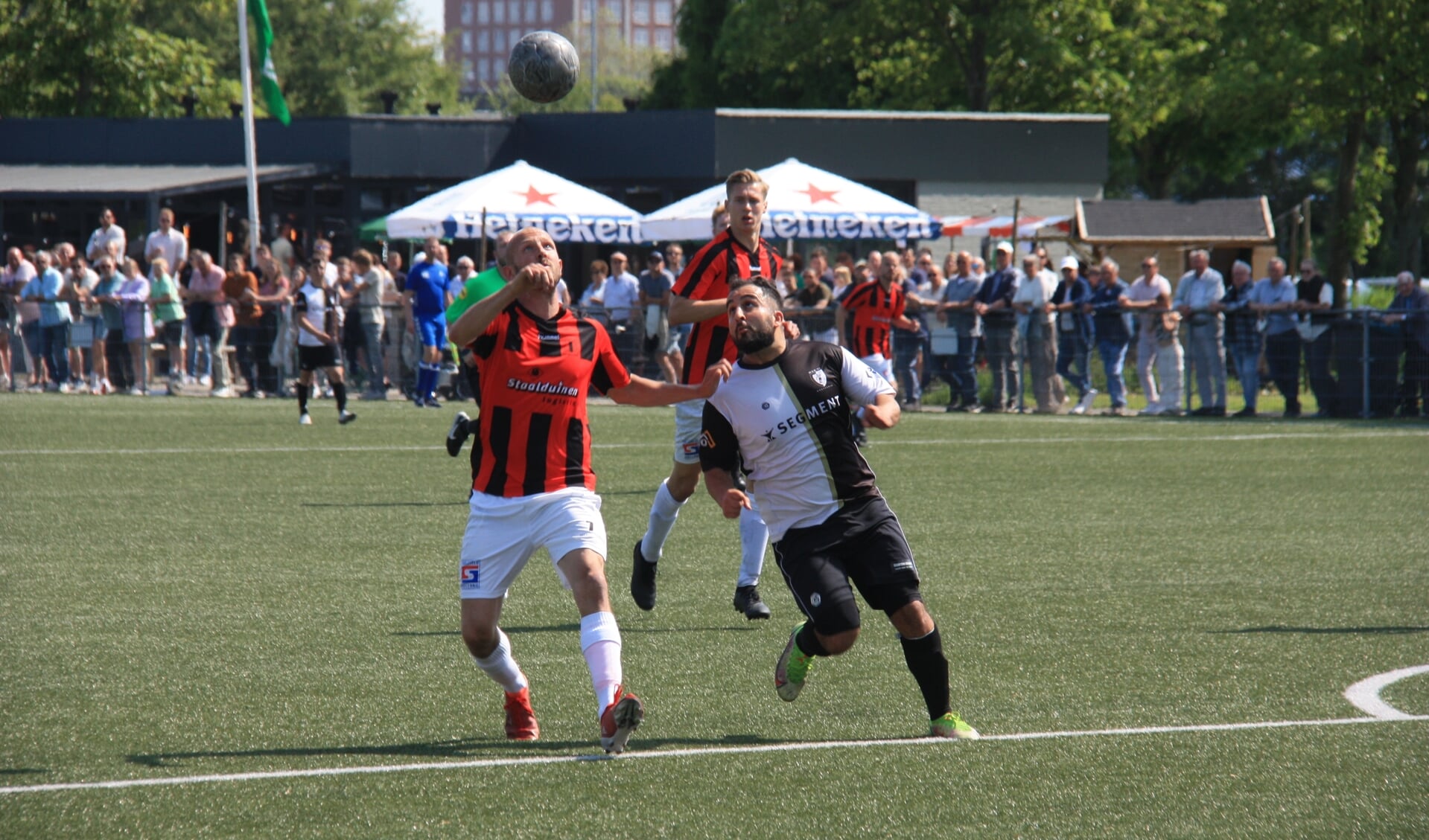 Het sportieve duel met veel fraaie doelpunten eindigde in een gelijkspel (5-5).