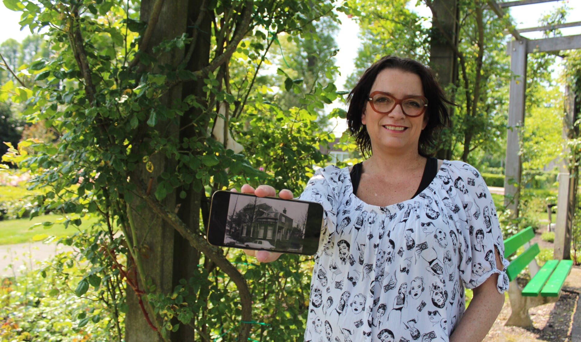 Wendy Brandt toont een foto van 'het huis met de magnolia' in vervlogen tijden. Ze komt graag in contact met mensen die meer weten over de historie van het pand. 