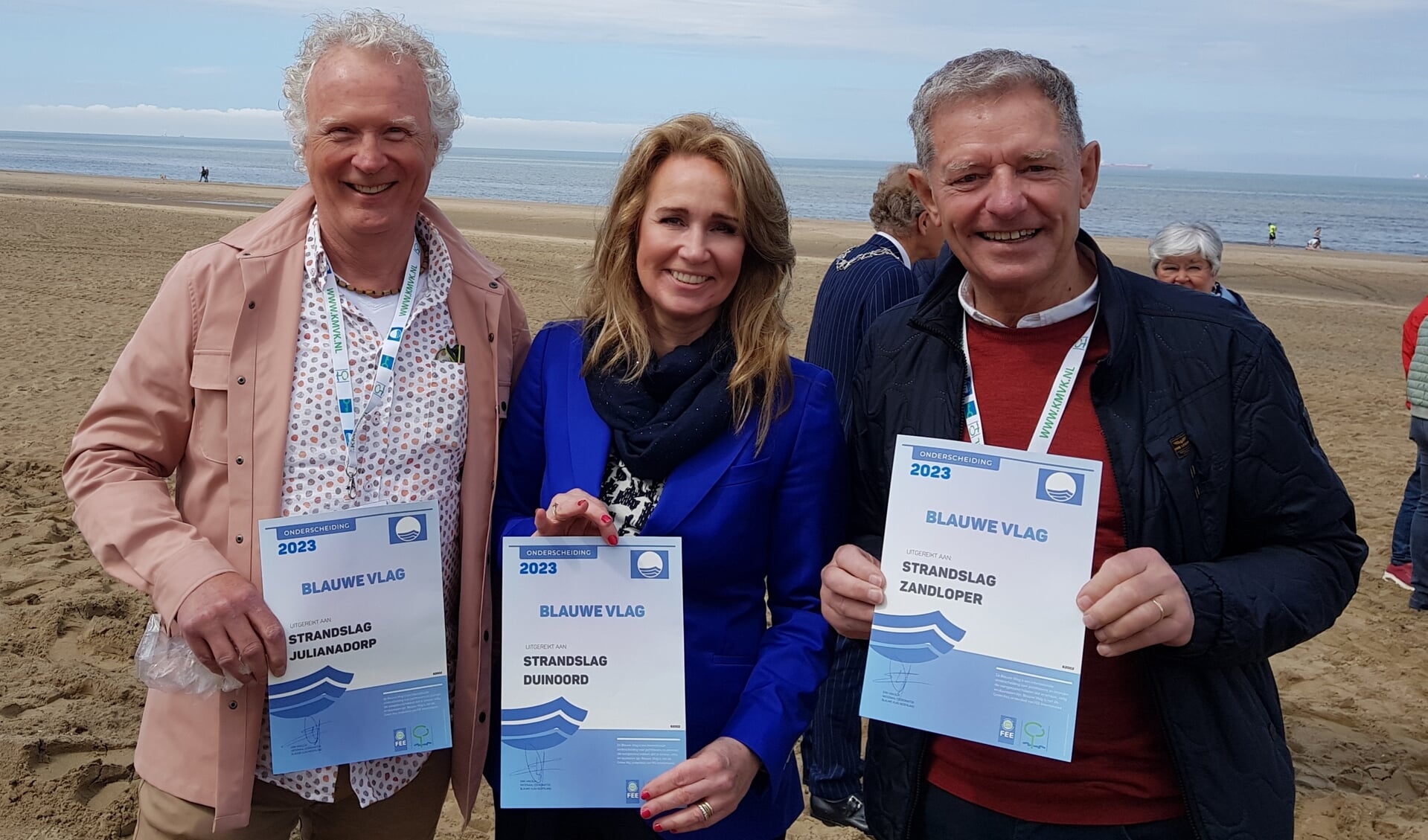 vlnr. Ruud Koelewijn (strandmanager SSN), Helga de Leur (weervrouw) en Jan Roelofsen (voorzitter SSN). 