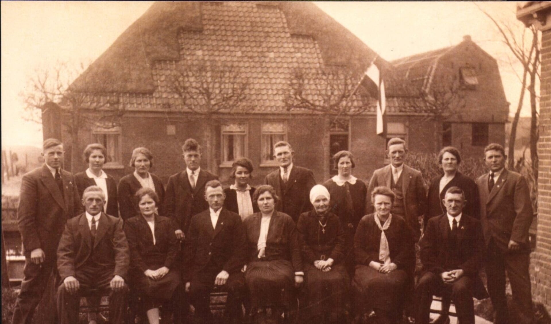 Op de foto staat de familie van Kleef en aanhang voor de boerderij van de familie Commandeur. 