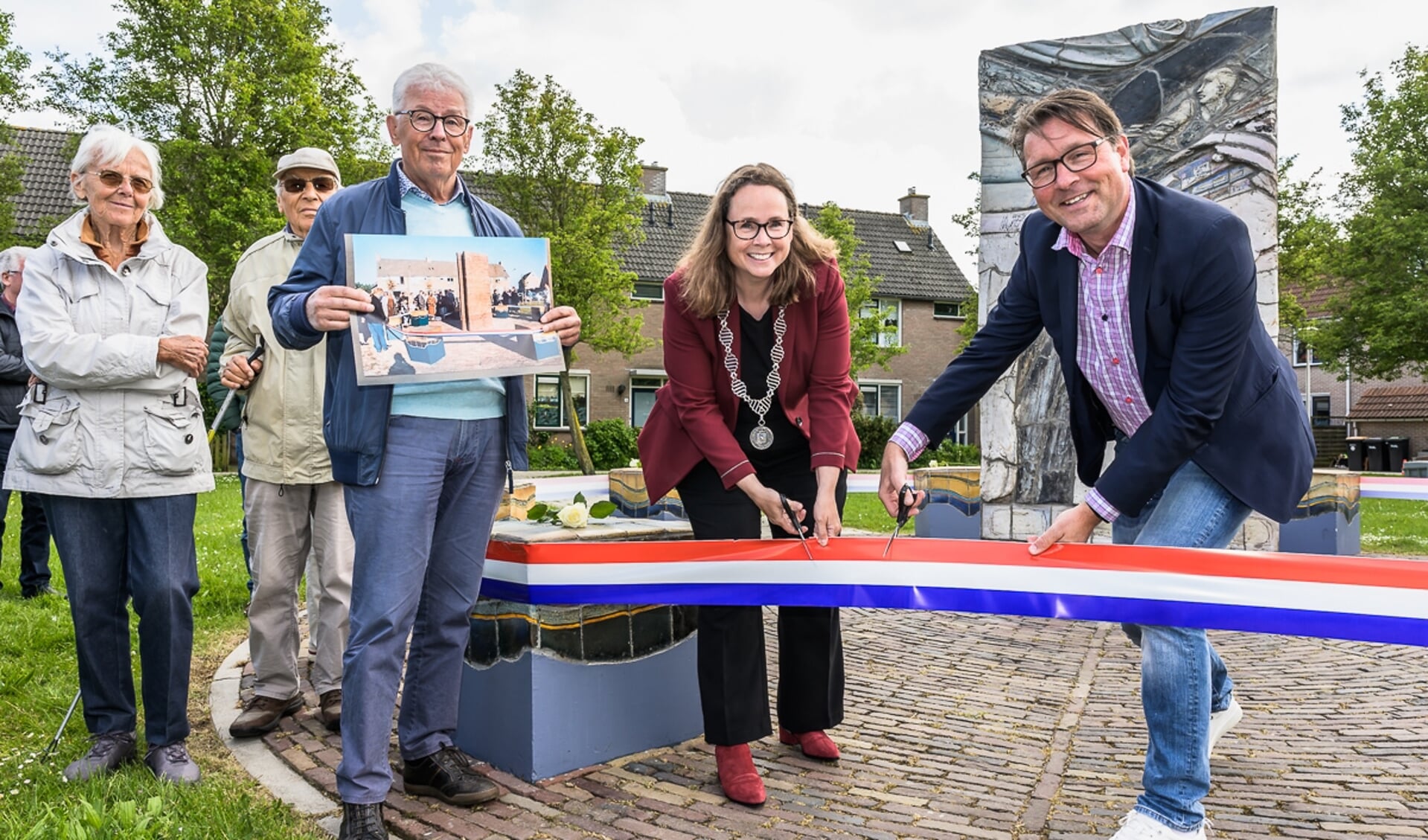 Burgemeester Judith Michel en wethouder Rick Ossendorp onthulden  het herstelde kunstwerk aan de Jan Houtmanhof.