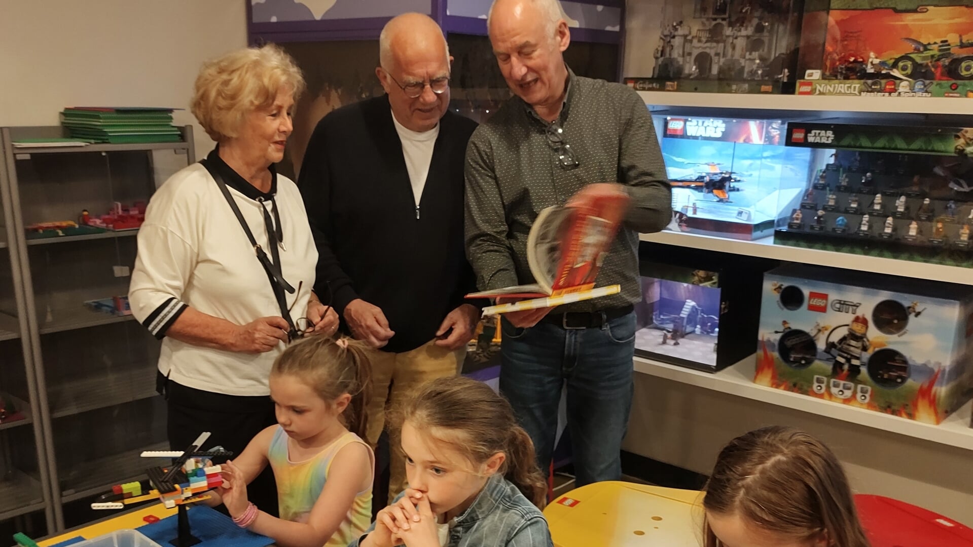 De zussen Lotte, Carolijn en Emma uit Heemstede, drie enthousiaste LEGO-bouwers, waren met opa Ton en oma Maria uit Zandvoort naar het Hoornse museum gegaan en werden verrast met het nieuws van de 50.000e bezoeker.  