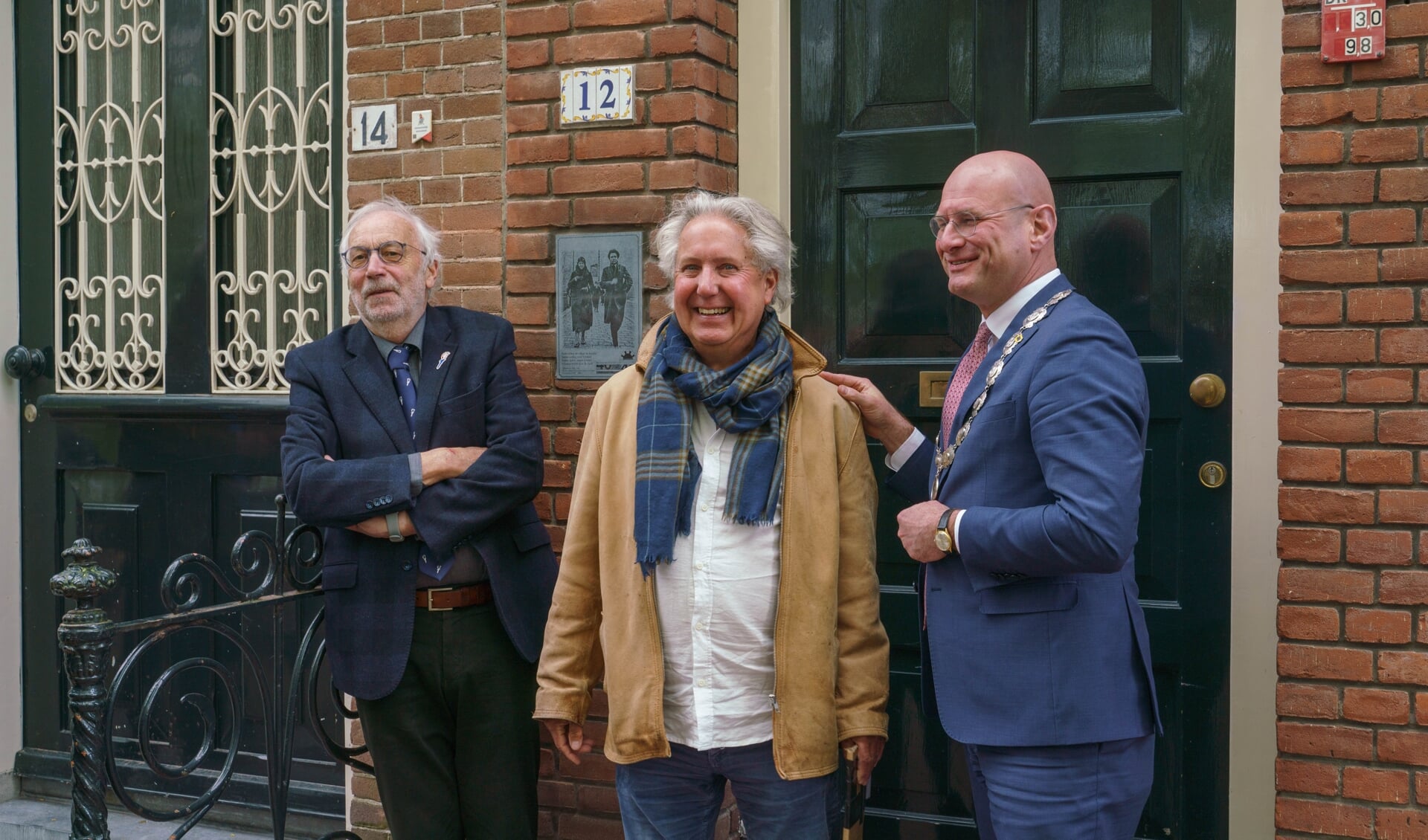 Bart Lankester (midden) en Eddy Boom (l) onthulden aan de Noorderstraat 12 een plaquette voor Bart en Trien de Haan-Zwagerman en hun tienerdochter Nellie. Ook burgemeester Jan Nieuwenburg was bij de onthulling aanwezig.