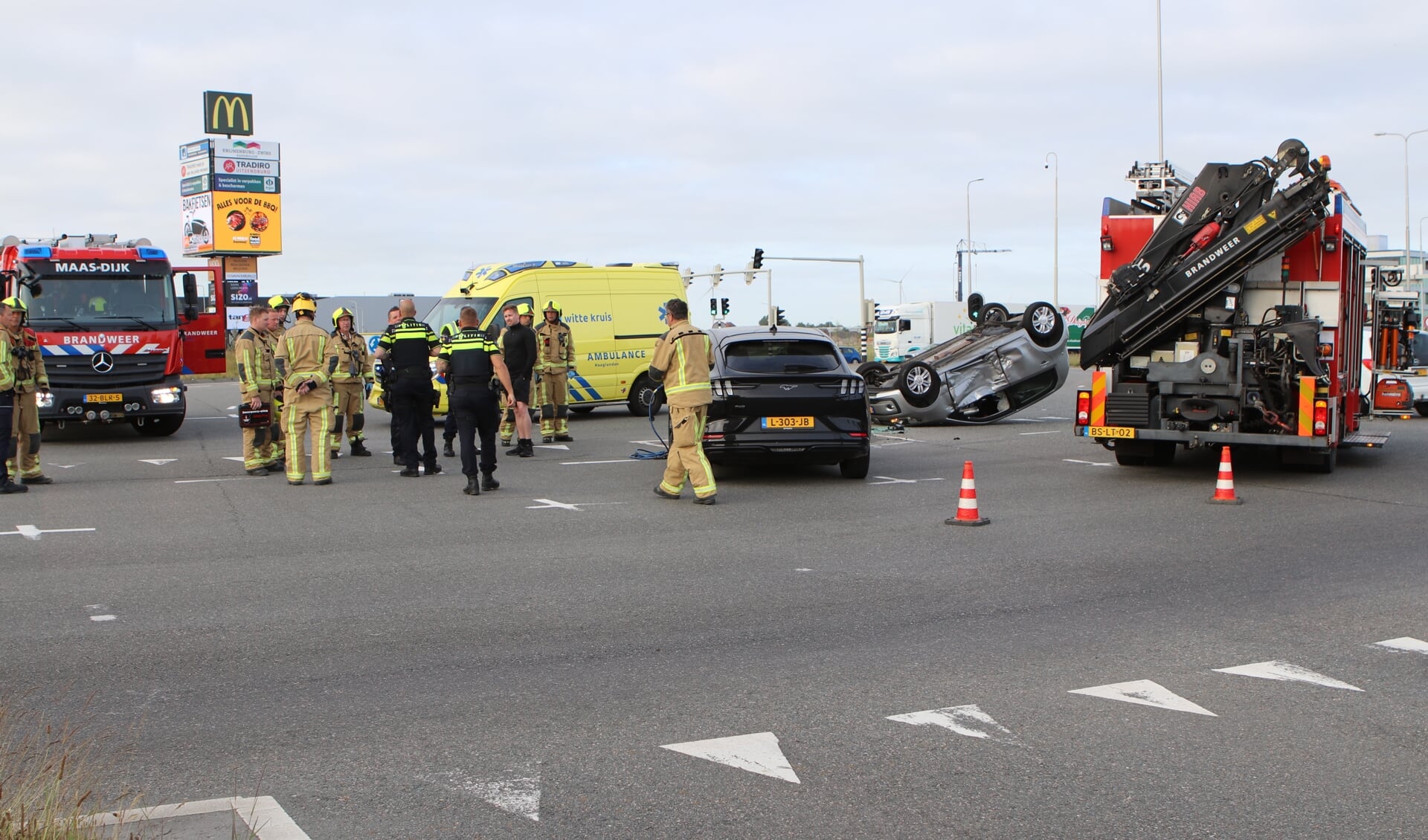Auto slaat op zijn kop bij dubbel ongeval op het Westerleeplein in Maasdijk