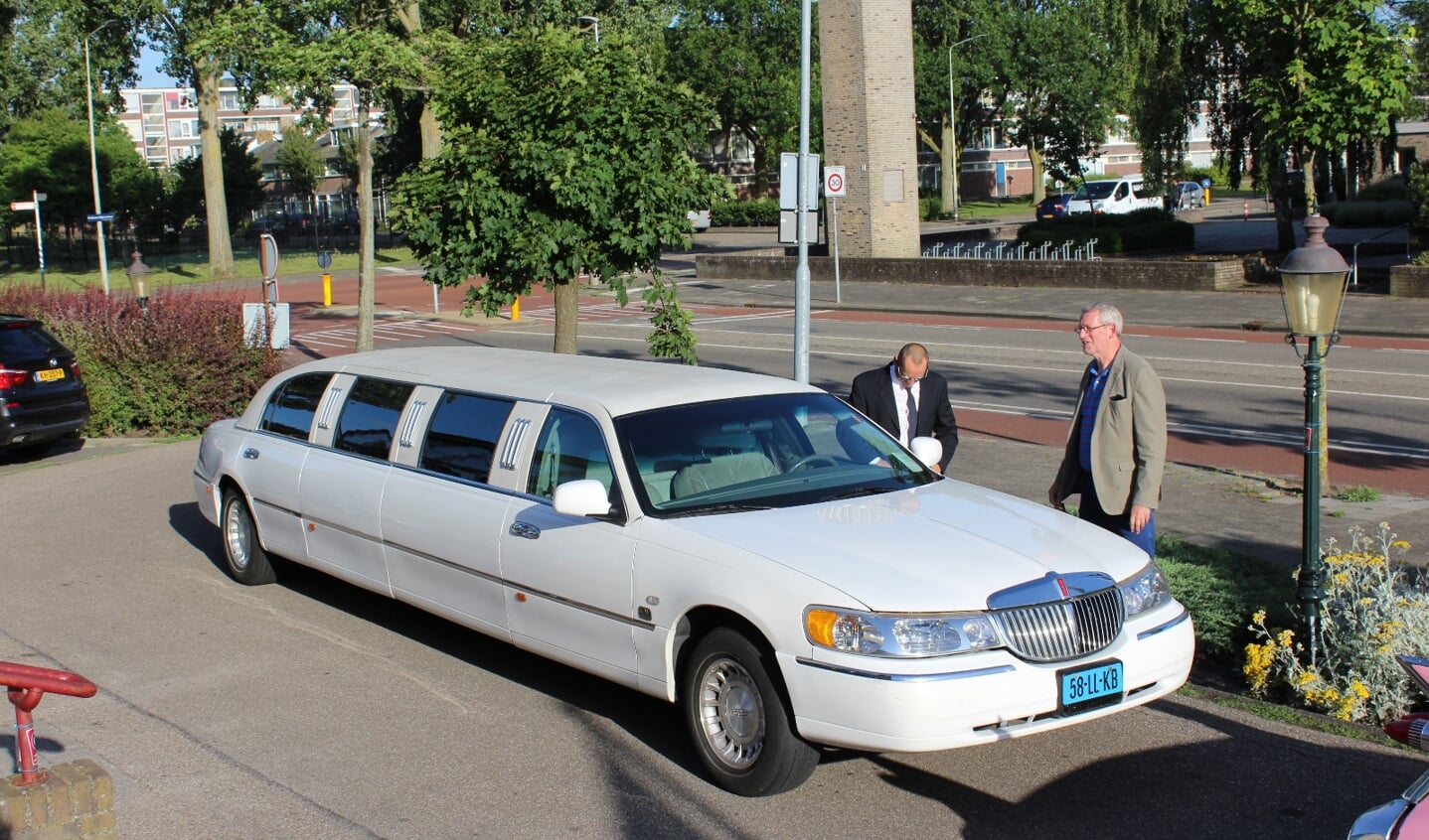 Scholieren worden opgehaald met een limousine.