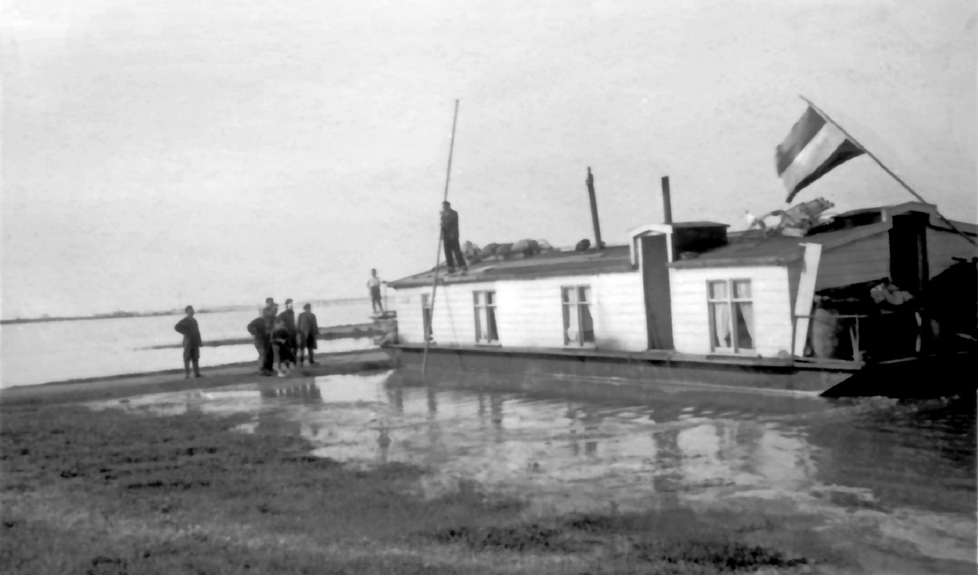 Mei 1945, gestrande woonark op de Terp, nabij Wieringerwerf. Beeldbank Wieringermeer. 