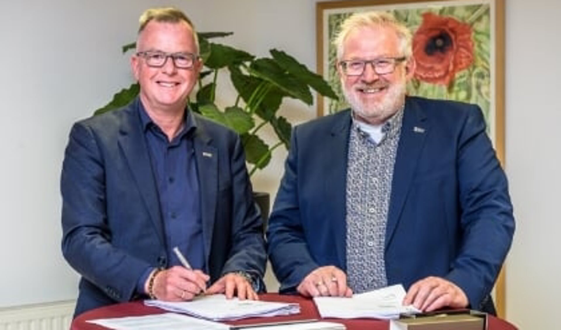 Wethouder Rolf van Wanrooij van gemeente Wormerland en directeur John van Nimwegen van WormerWonen zetten handtekening onder anterieure overeenkomst.